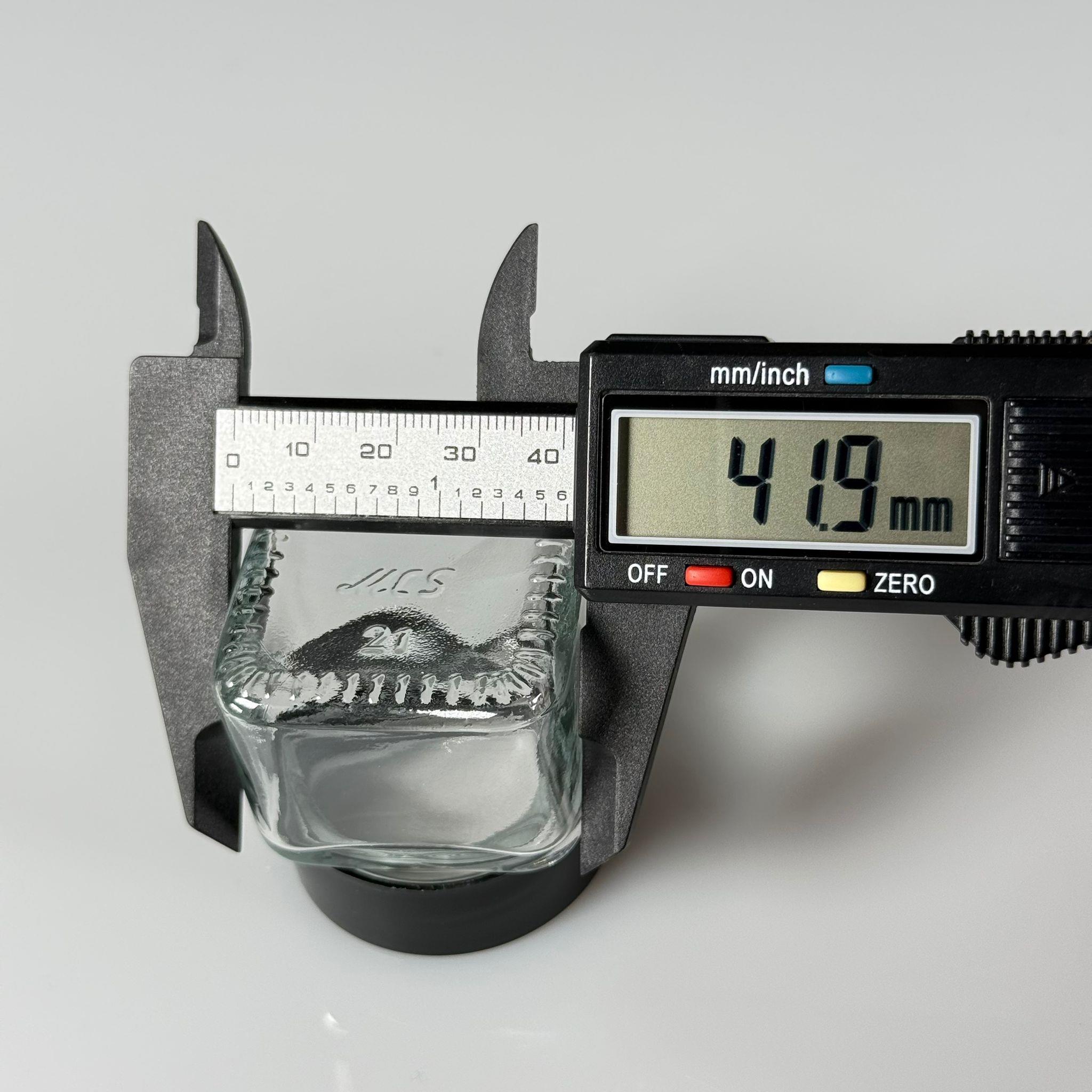 40 CC KARE CAM KAVANOZ - SİYAH PLASTİK DERİN ÜSTÜ KUMLAMA KAPAKLI + KENDİNDEN YAPIŞKANLI KÖPÜK CONTALI - 40 ML MİNİ KREM  CAM KAVANOZLARI