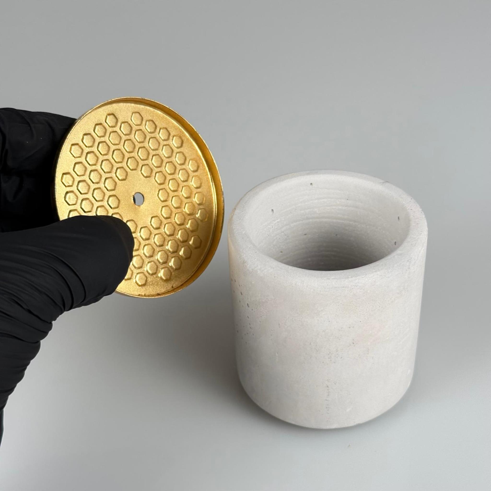 BETON MUMLUK - 100 CC - TAŞ BETONDAN MUM BARDAK - DEKORATİF MUM BARDAĞI, MİNİ SAKSI + DELİKLİ GOLD METAL KAPAK ALTIGEN DESENLİ