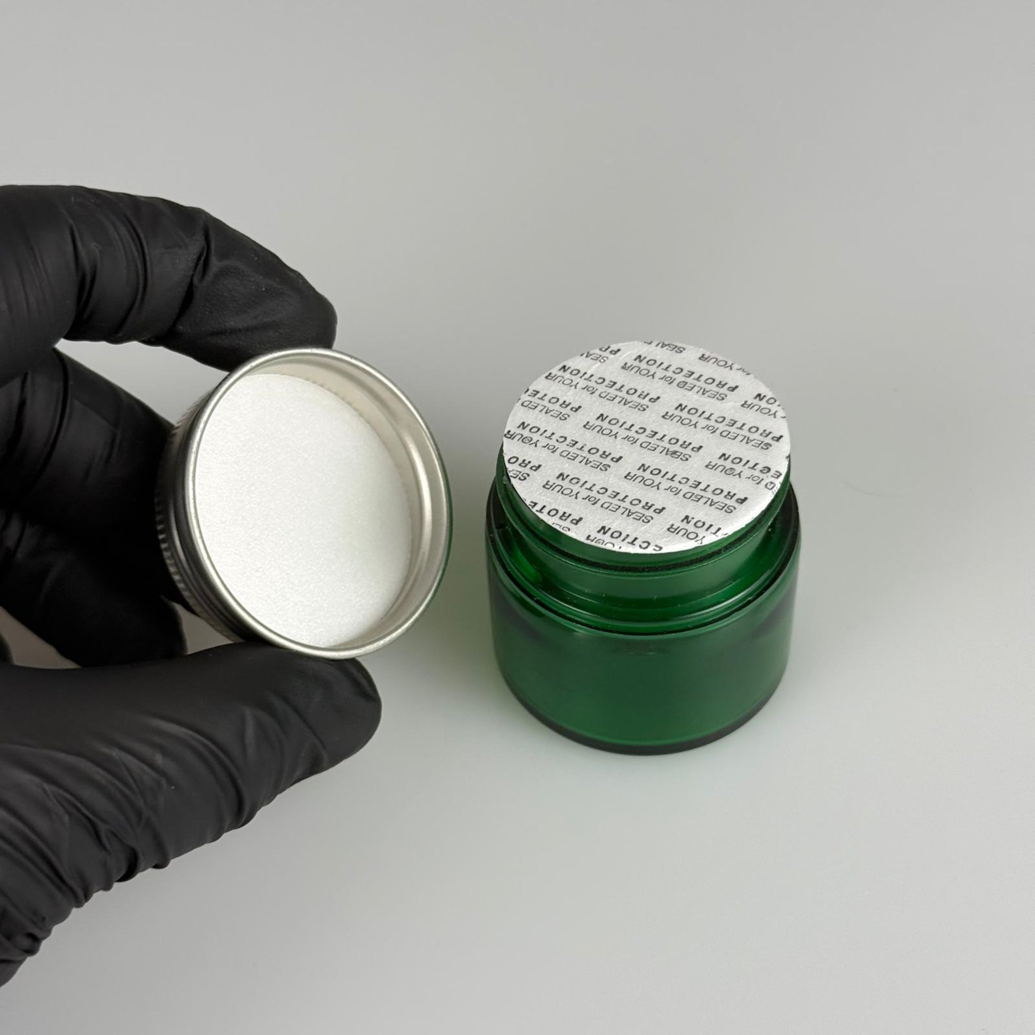 20 CC YEŞİL SERT PLASTİK KAVANOZ - 38 AĞIZ CONTALI GÜMÜŞ METAL KAPAKLI + KENDİNDEN YAPIŞKANLI KÖPÜK CONTA - 20 ml KALIN LÜX Boş Krem, Balm, Peeling, Macun, Pasta, Aromaterapi ve Saç Maskesi Kabı