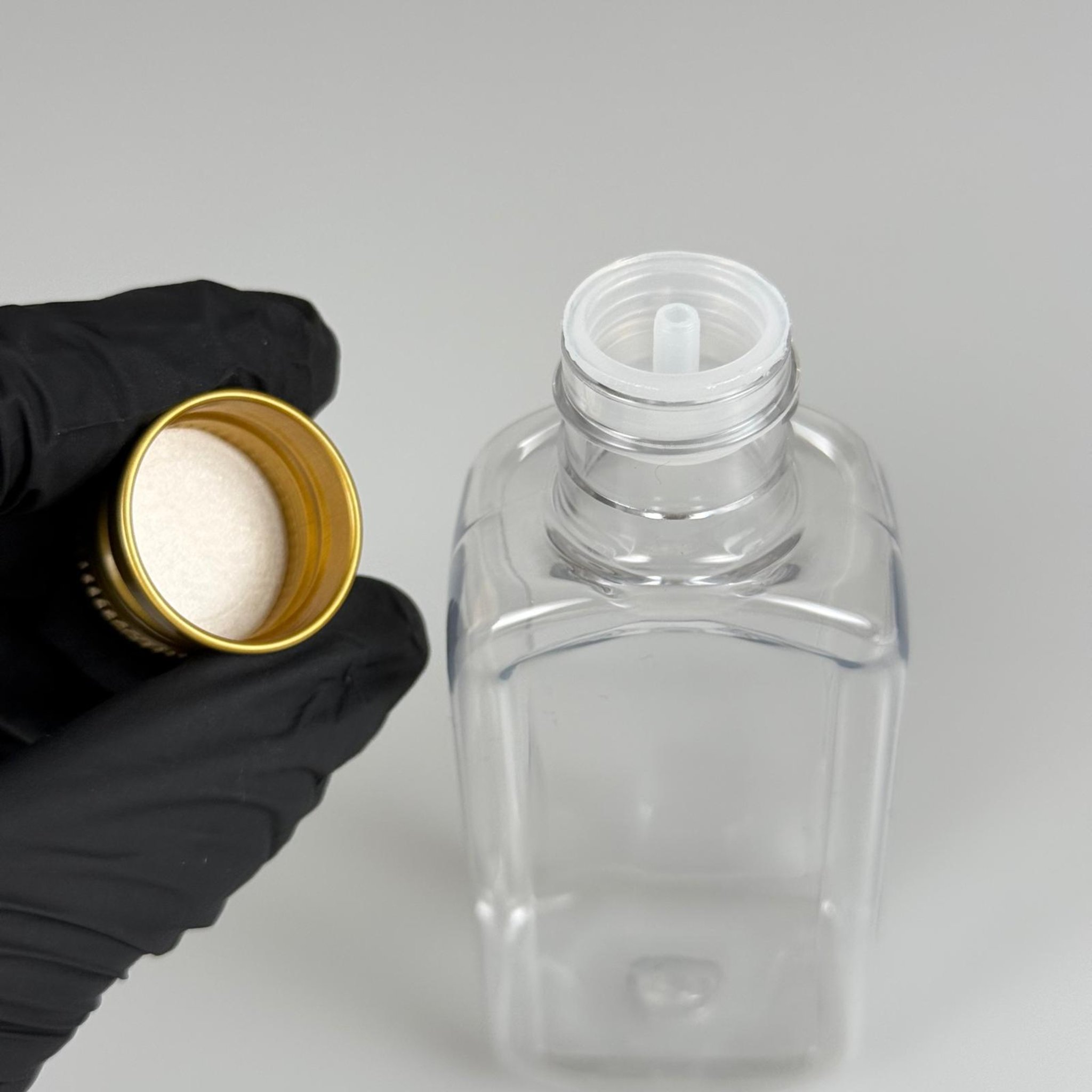 100 CC YASSI KÖŞELİ MODEL ŞEFFAF PET ŞİŞE (24 AĞIZ) + KÖPÜK CONTALI GOLD METAL ALÜMİNYUM KAPAK + KOLONYA TIPALI TAKIM - 100 ML KAPAKLI PLASTİK ŞİŞELER