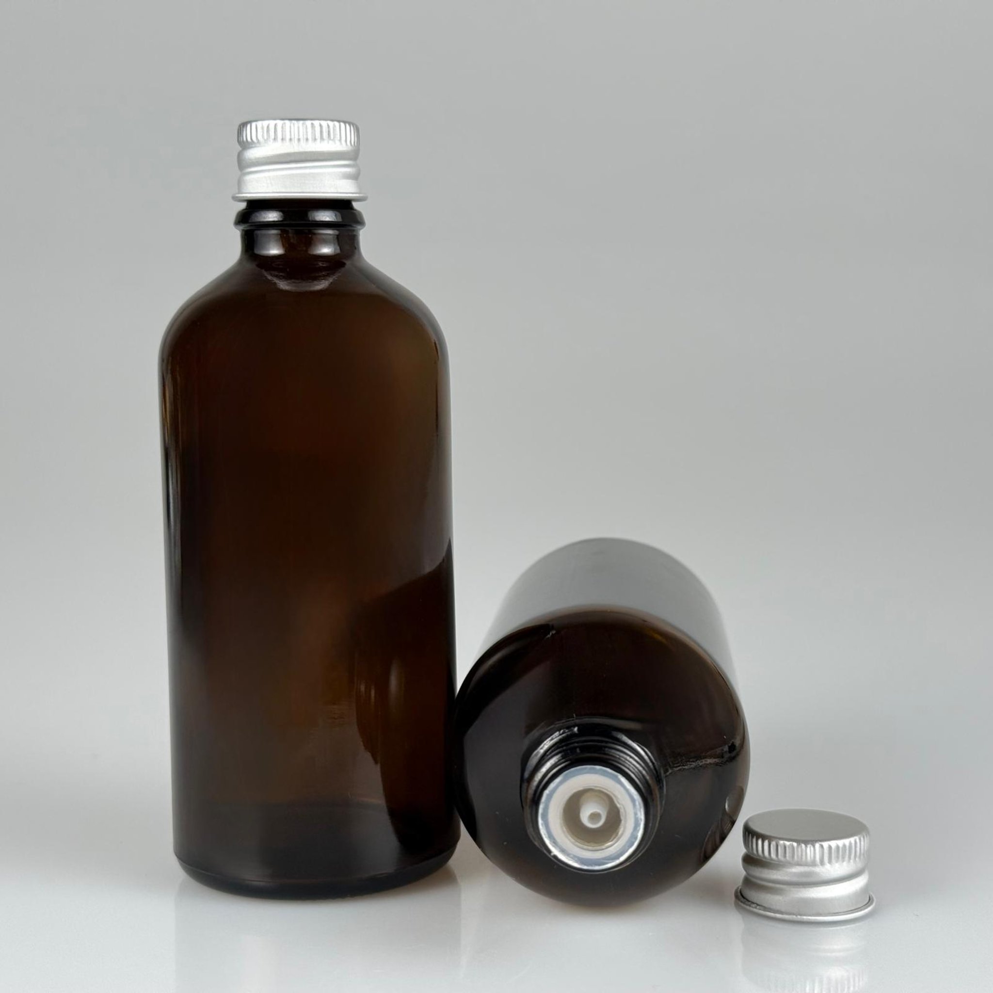 100 CC AMBER CAM ŞİŞE + KÖPÜK CONTALI GÜMÜŞ ALÜMİNYUM METAL KAPAKLI + DAMLALIKLI KOLONYA TIPALI TAKIM - 100 ML KAHVERENGİ CAM ŞİŞE