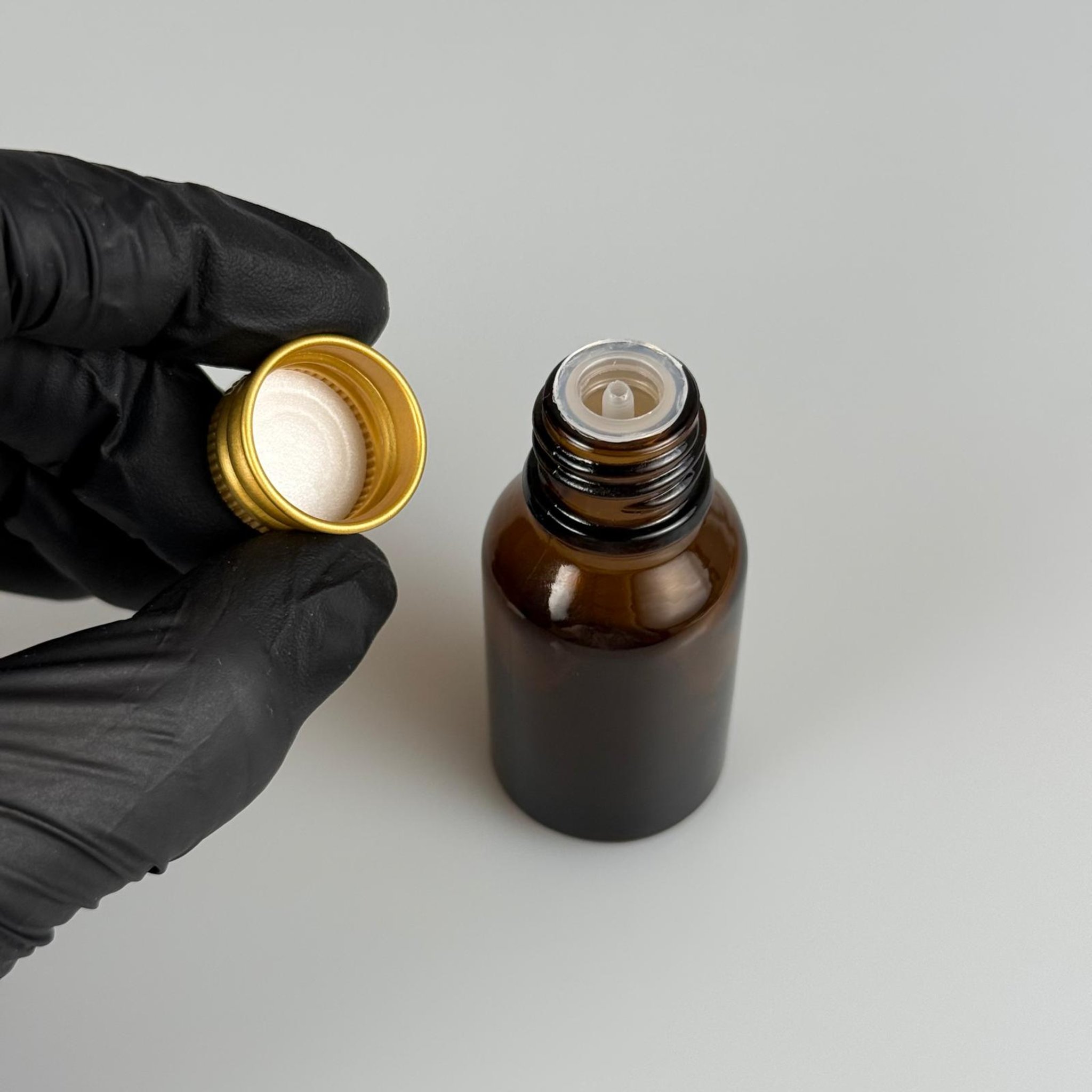 15 CC AMBER CAM ŞİŞE + KÖPÜK CONTALI GOLD ALÜMİNYUM METAL KAPAKLI + DAMLALIKLI KOLONYA TIPALI TAKIM - 15 ML KAHVERENGİ CAM ŞİŞE