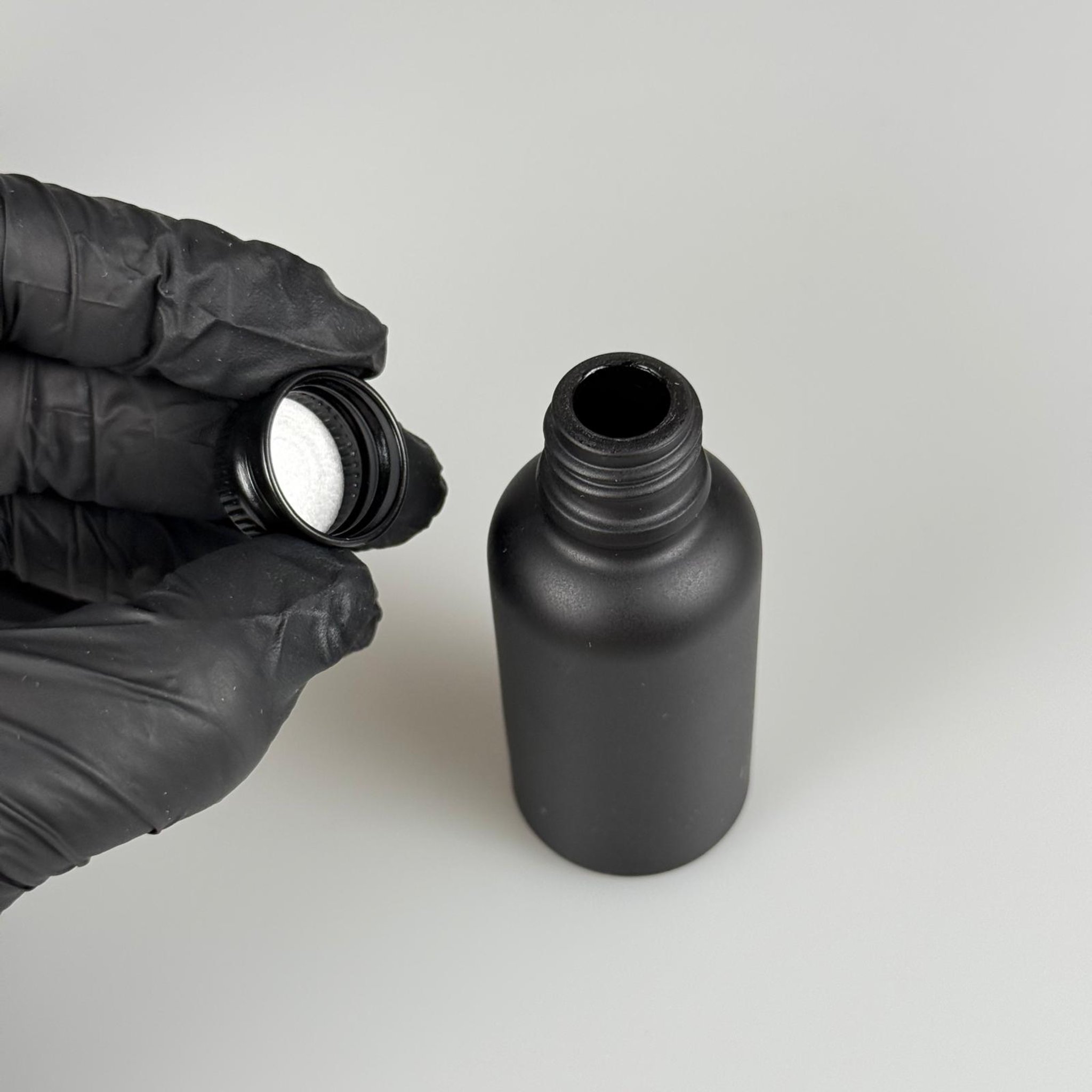 30 CC MAT SİYAH CAM ŞİŞE + KÖPÜK CONTALI SİYAH ALÜMİNYUM METAL KAPAKLI TAKIM - 50 ML MAT SİYAH CAM ŞİŞE