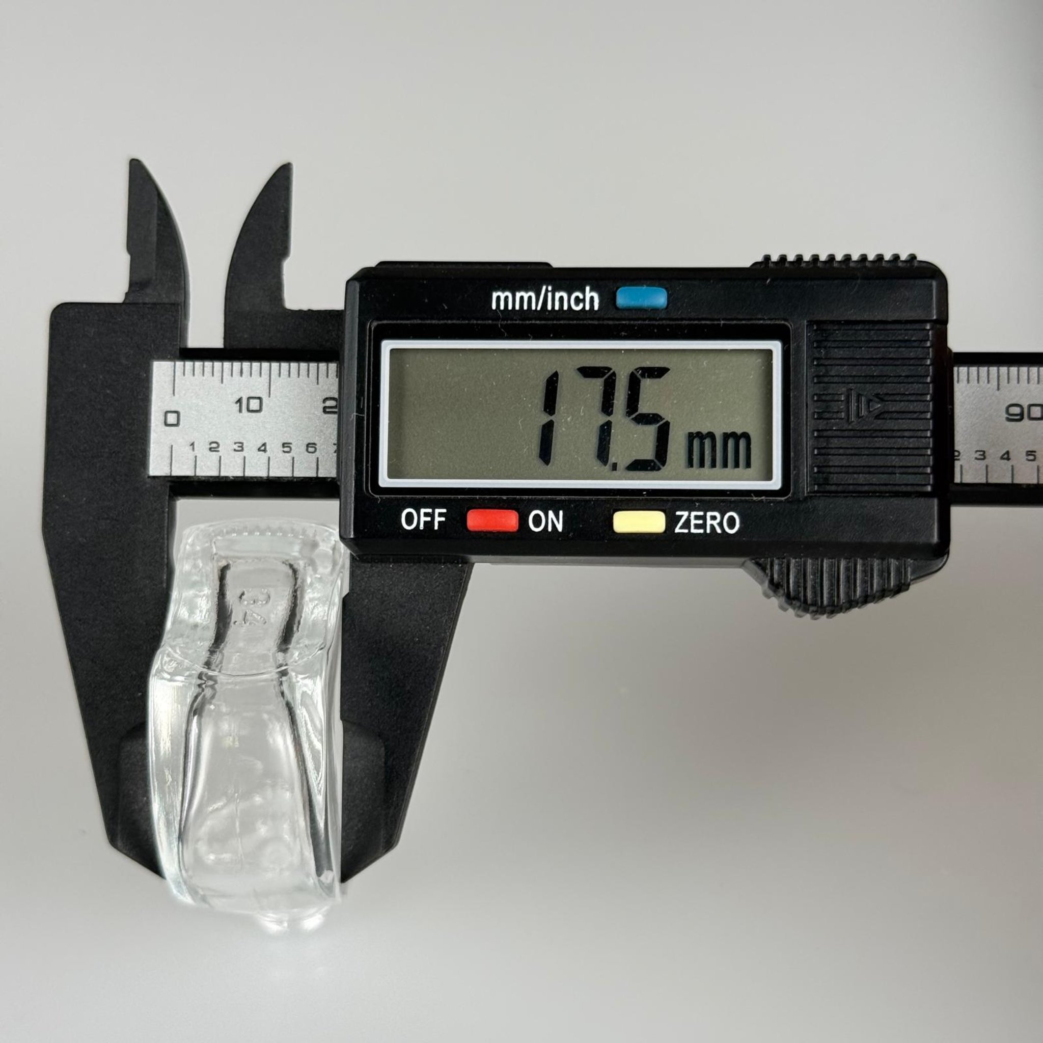 8 CC CAM OTO KOKUSU ŞİŞESİ AHŞAP KAPAKLI TIPALI TAKIM - 8 ML BOŞ OTO PARFÜM ŞİŞESİ - ELMA (APPLE MODEL)