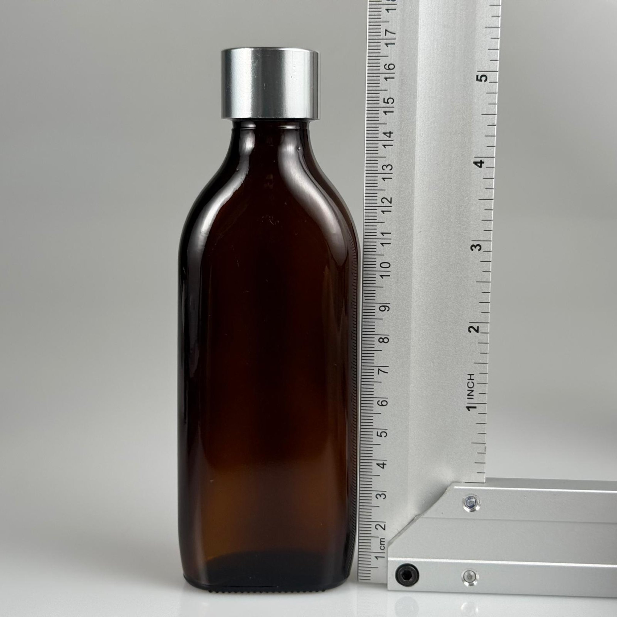 150 CC YASSI AMBER CAM ŞİŞE - ALÜMİNYUM KAPLAMALI GÜMÜŞ KAPAKLI + KÖR TIPALI TAKIM - 150 ML KAHVERENGİ CAM ŞİŞE