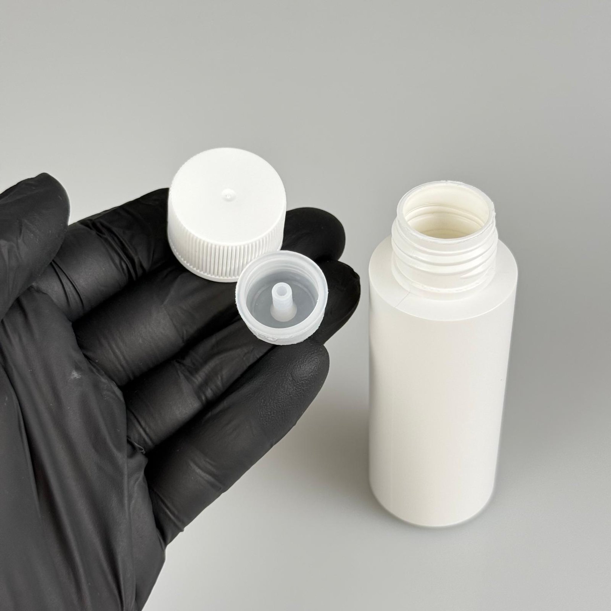 50 CC BEYAZ POLİETİLEN PLASTİK ŞİŞE - BEYAZ KÖPÜK CONTALI KAPAKLI + KOLONYA TIPALI TAKIM - 50 ML KAPAKLI PLASTİK ŞİŞE