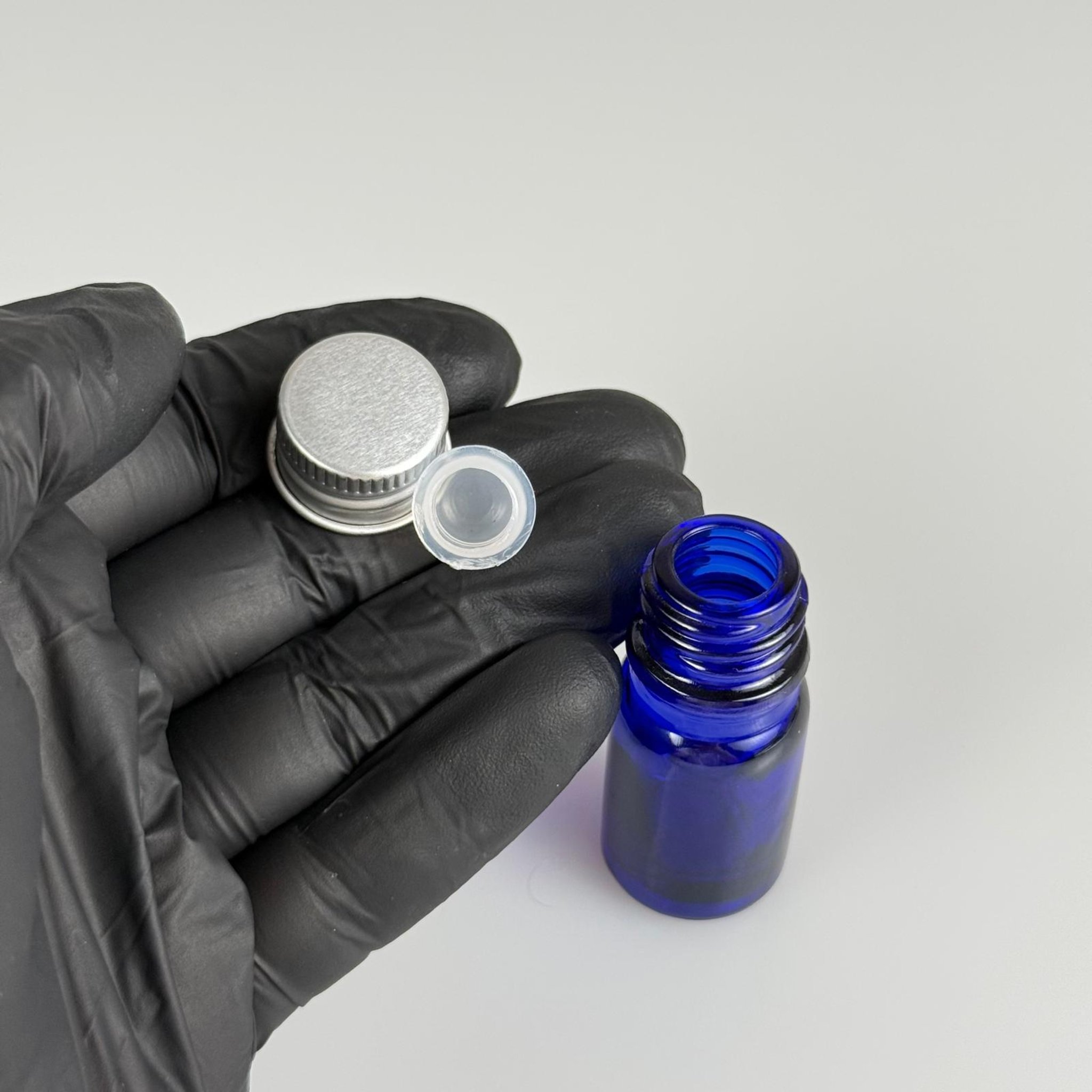 5 CC MAVİ CAM ŞİŞE + KÖPÜK CONTALI GÜMÜŞ ALÜMİNYUM METAL KAPAKLI + KÖR TIPALI TAKIM - 5 ML MAVİ CAM ŞİŞE