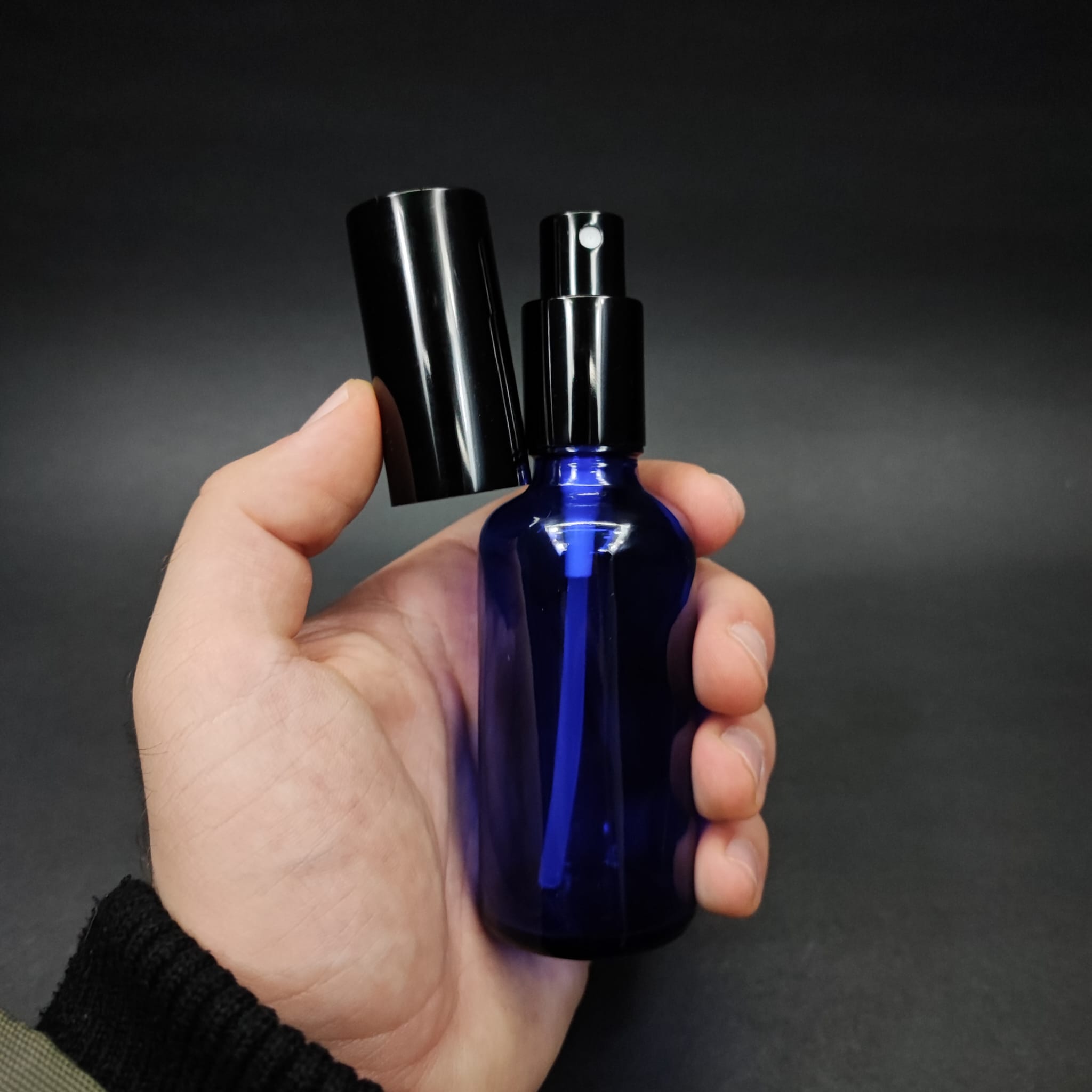 50 ML LÜKS VİDALI VALF ÇEVİRME PARFÜM ŞİŞELERİ - 50 CC MAVİ CAM ŞİŞE - SİYAH METAL SPREYLİ KAPAKLI SET