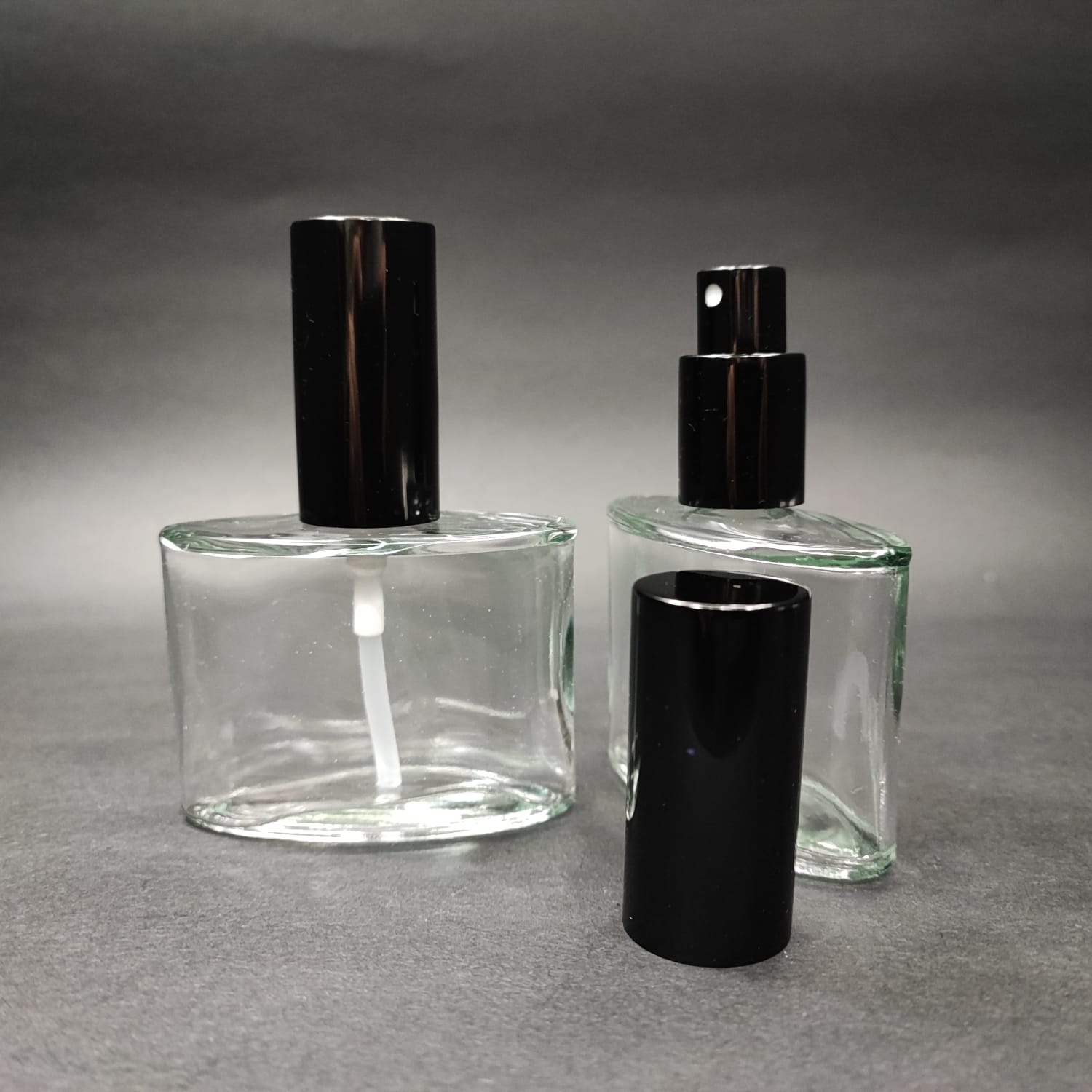 50 ML LÜKS VİDALI VALF ÇEVİRME PARFÜM ŞİŞELERİ - 50 CC YASSI ŞEFFAF CAM ŞİŞE - SİYAH METAL SPREYLİ KAPAKLI SET