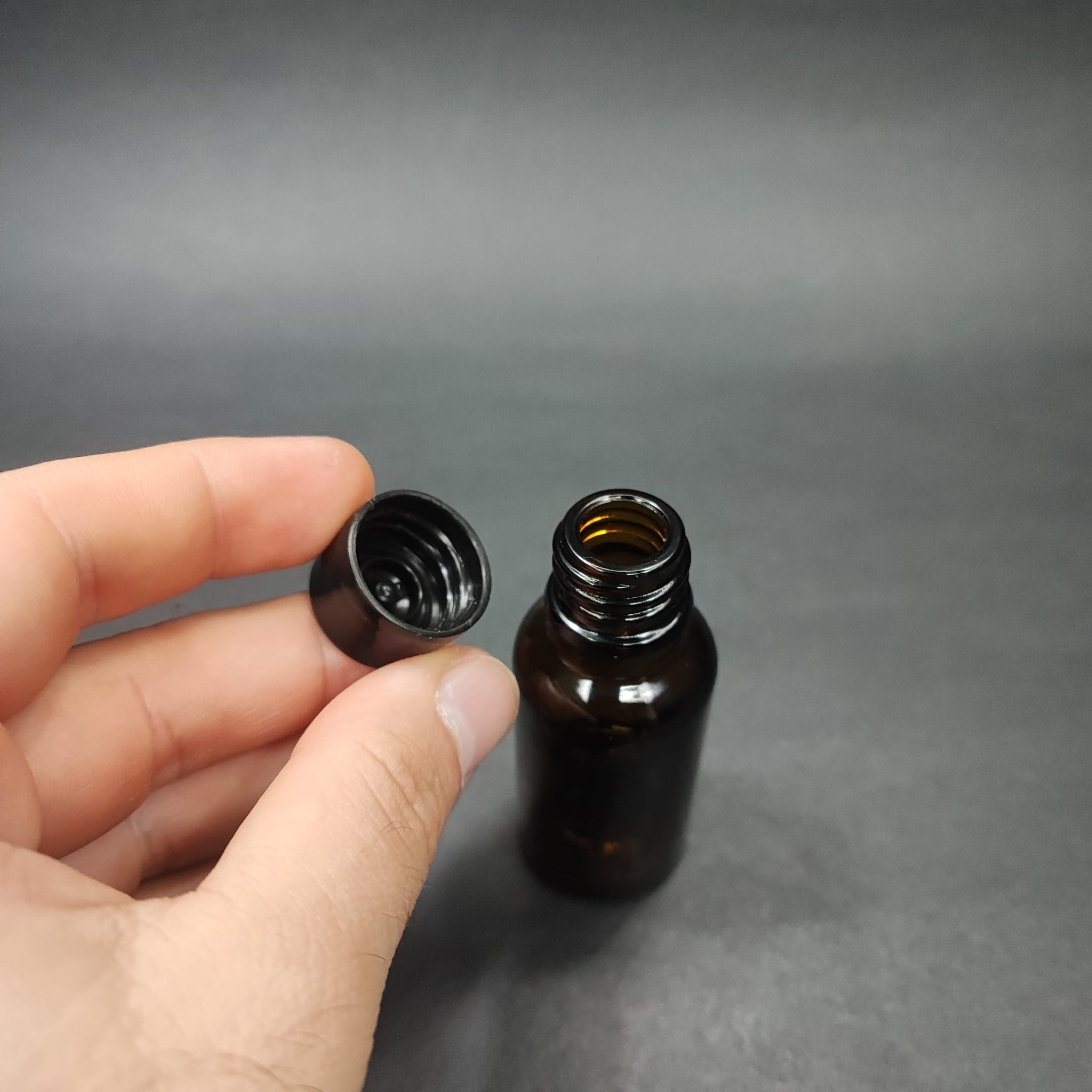 20 CC AMBER CAM ŞİŞE + KENDİNDEN CONTALI SIZDIRMAZ SİYAH KAPAK - 20 ML KAPAKLI KAHVERENGİ CAM ŞİŞE