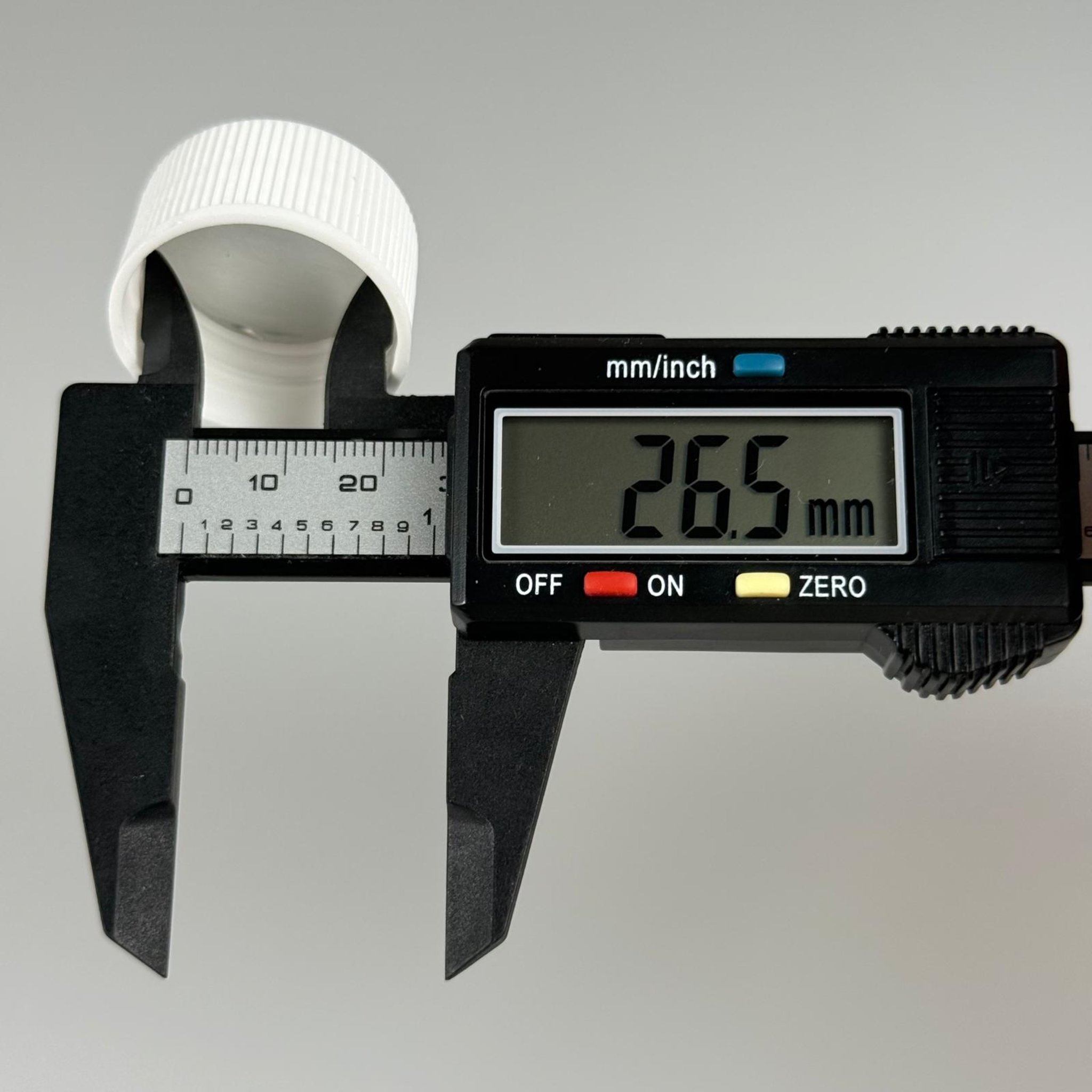 28 MM İNDİKSİYON ALÜMİNYUM FOLYOLU BEYAZ KAPAK - 28 MM PLASTİK KAPAK (PET ŞİŞELER İÇİN)