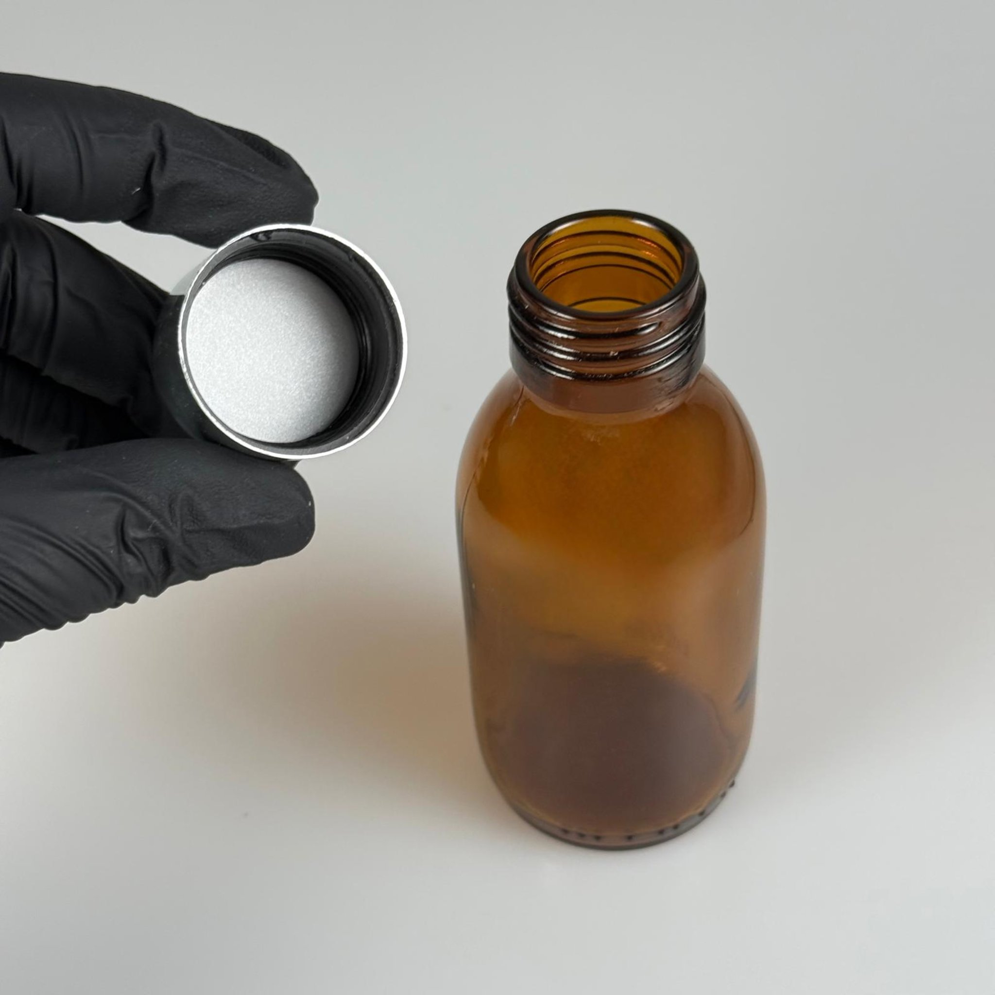 100 CC AMBER CAM ŞİŞE  + ALÜMİNYUM KAPLAMALI GÜMÜŞ KAPAKLI TAKIM - 100 ML KAHVERENGİ CAM ŞİŞE
