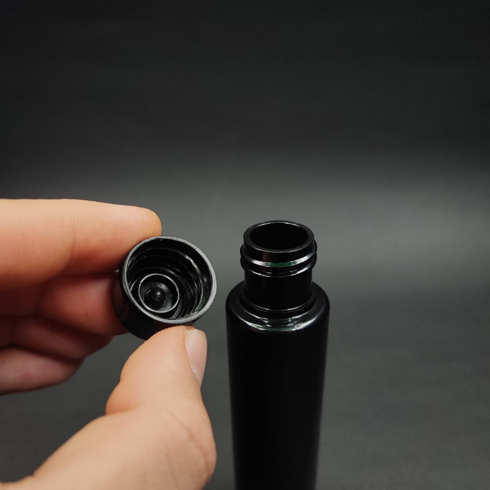 35 CC SİYAH PLASTİK UZUN ŞİŞE + KENDİNDEN CONTALI SIZDIRMAZ SİYAH KAPAK - 35 ML KAPAKLI PET ŞİŞE