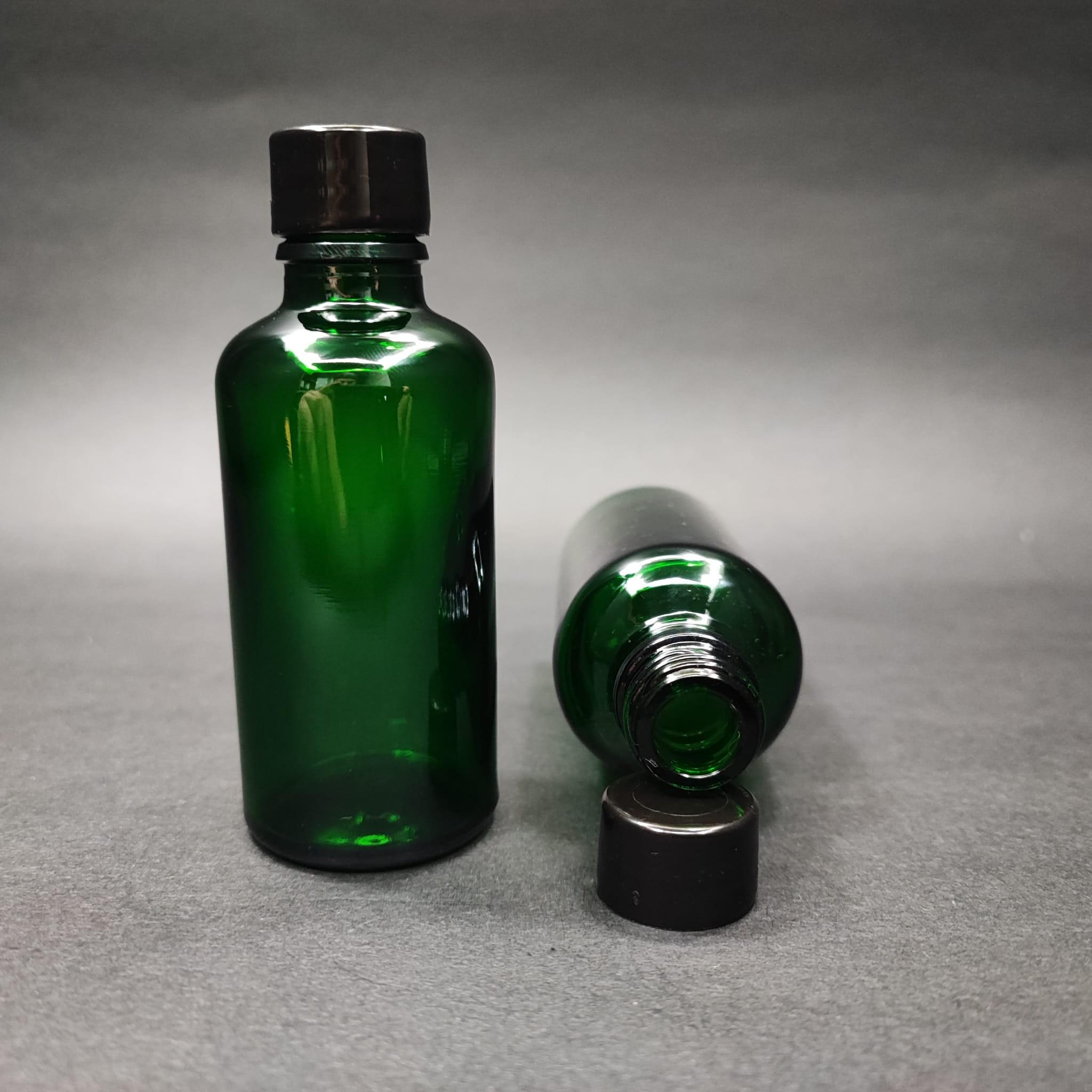 50 CC YEŞİL CAM ŞİŞE + KENDİNDEN CONTALI SIZDIRMAZ SİYAH KAPAK - 50 ML KAPAKLI CAM ŞİŞE