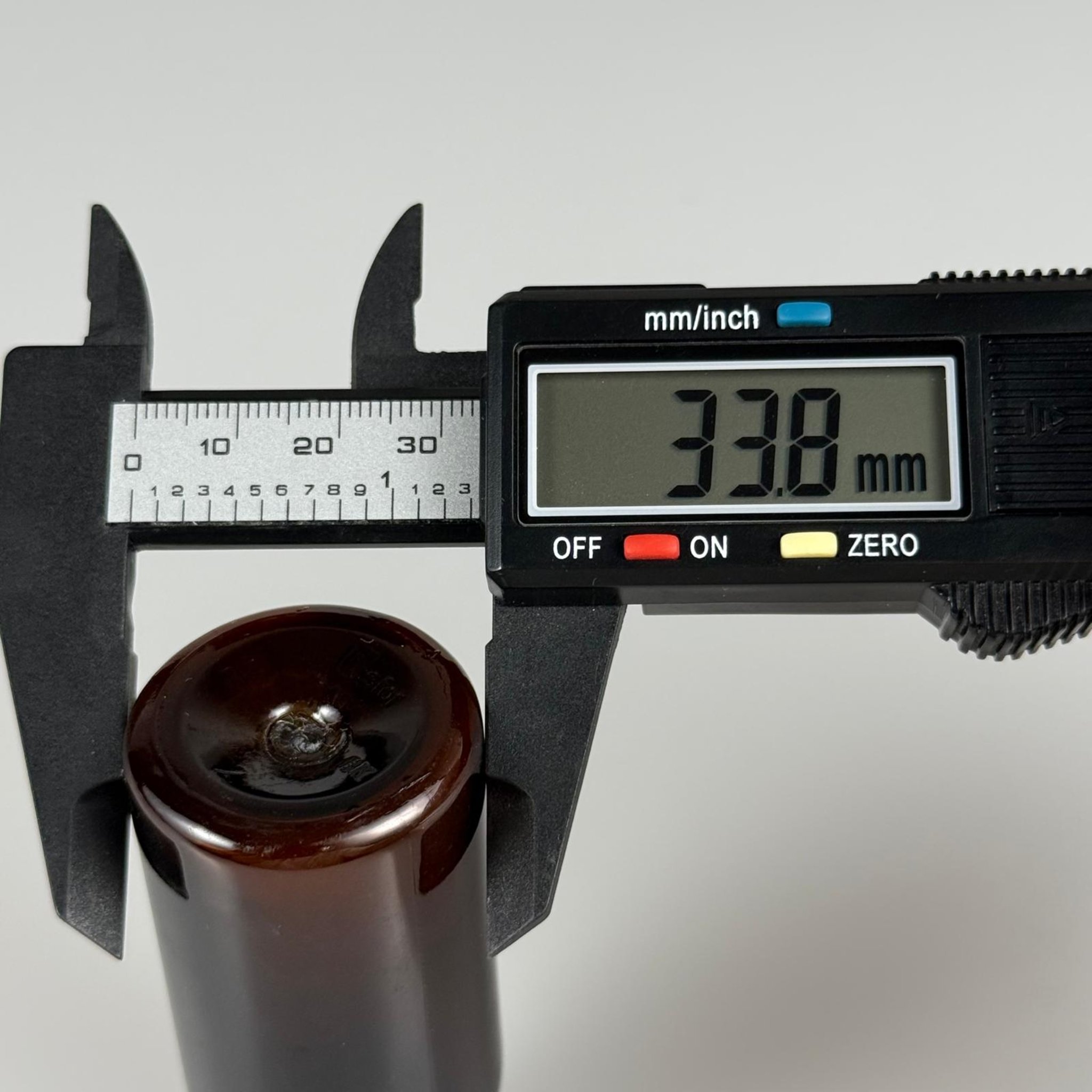 50 CC AMBER SERT MODEL PET ŞİŞE (24 AĞIZ) + KÖPÜK CONTALI GÜMÜŞ METAL ALÜMİNYUM KAPAK TAKIM - 50 ML KAPAKLI KAHVERENGİ PLASTİK ŞİŞELER