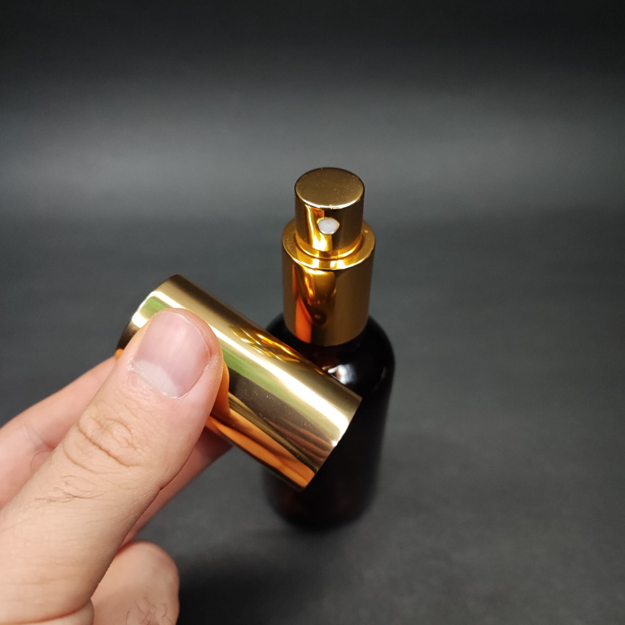 50 ML LÜKS VİDALI VALF ÇEVİRME PARFÜM ŞİŞELERİ - 50 CC AMBER CAM ŞİŞE - GOLD METAL SPREYLİ KAPAKLI SET
