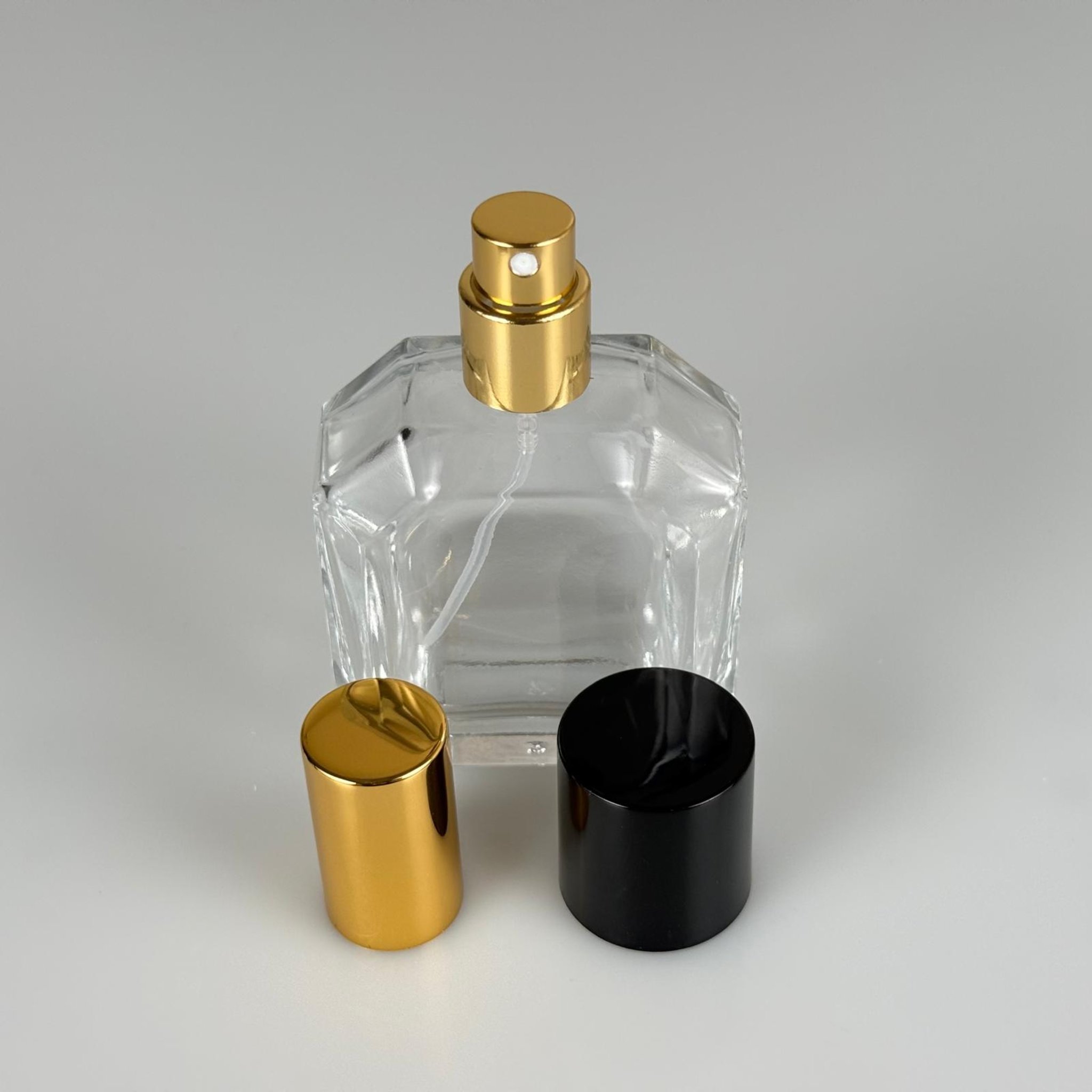50 ML KAZABLANKA MODEL KÖŞELİ PARFÜM ŞİŞESİ + GOLD METALE METAL SPREY + SİYAH POLO KAPAKLI SET (AĞIZ 13 MM VİDALI) TEKRAR DOLDURULABİLİR