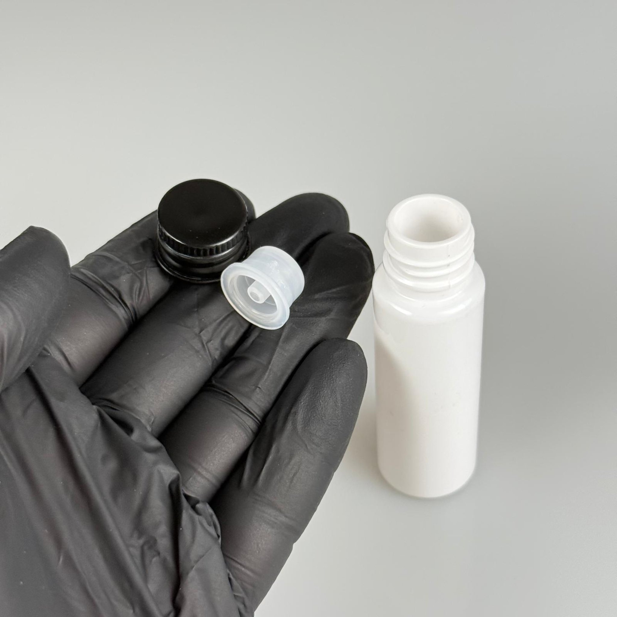 20 CC BEYAZ PET SHOT ŞİŞE - KÖPÜK CONTALI SİYAH ALÜMİNYUM METAL KAPAKLI + DAMLALIKLI KOLONYA TIPALI TAKIM - 20 ML PLASTİK ŞİŞE