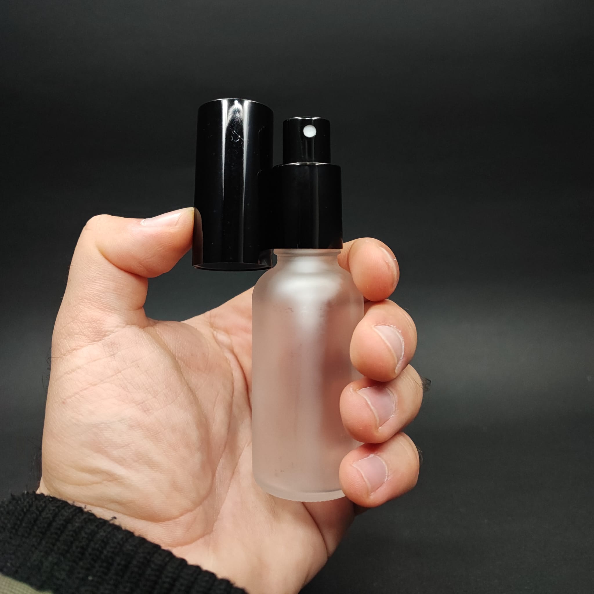 30 ML LÜKS VİDALI VALF ÇEVİRME PARFÜM ŞİŞELERİ - 30 CC BUZLU CAM ŞİŞE - SİYAH METAL SPREYLİ KAPAKLI SET