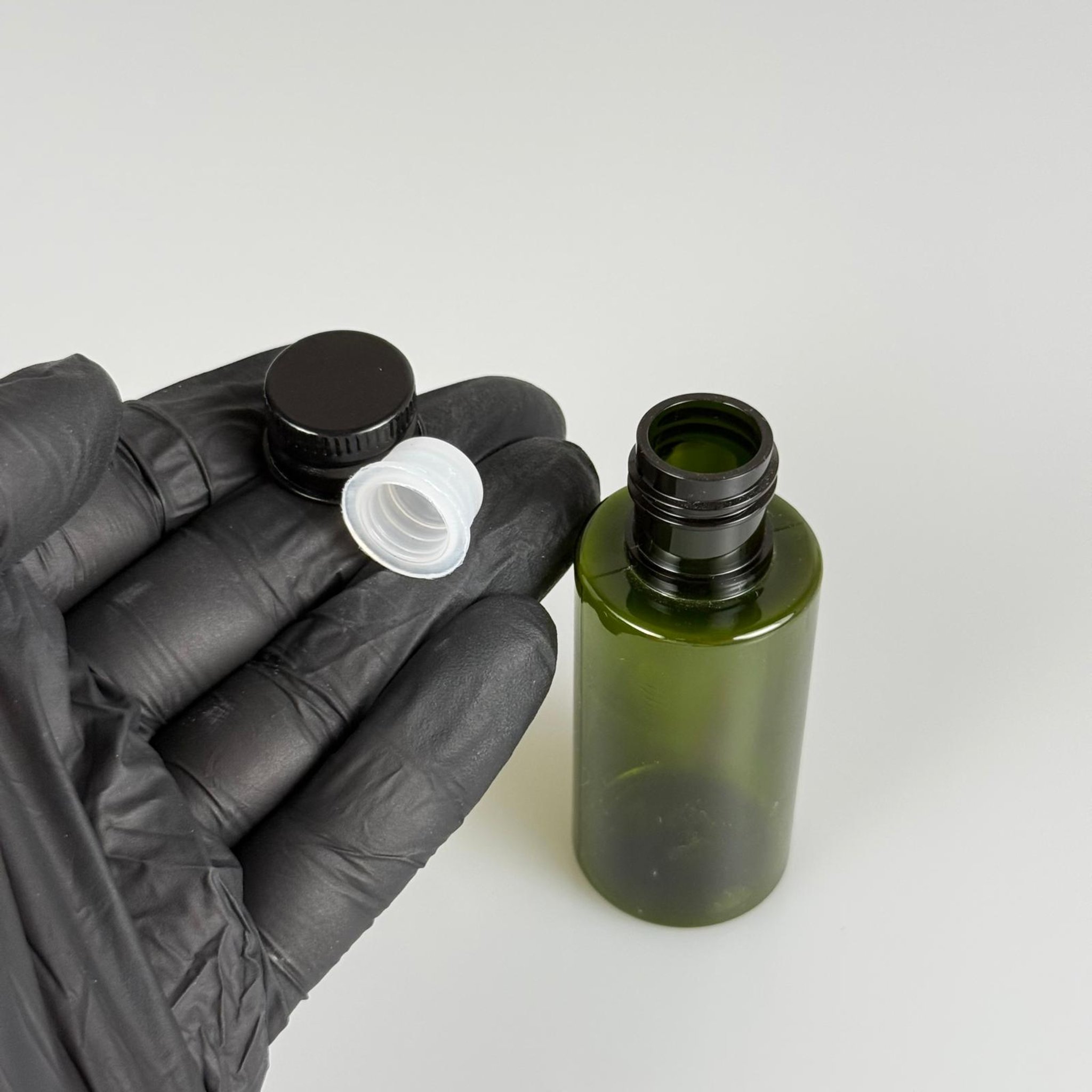 35 CC  SİLİNDİR YEŞİL PET ŞİŞE + KÖPÜK CONTALI SİYAH ALÜMİNYUM METAL KAPAKLI + KÖR TIPALI TAKIM - 35 ML PLASTİK ŞİŞE