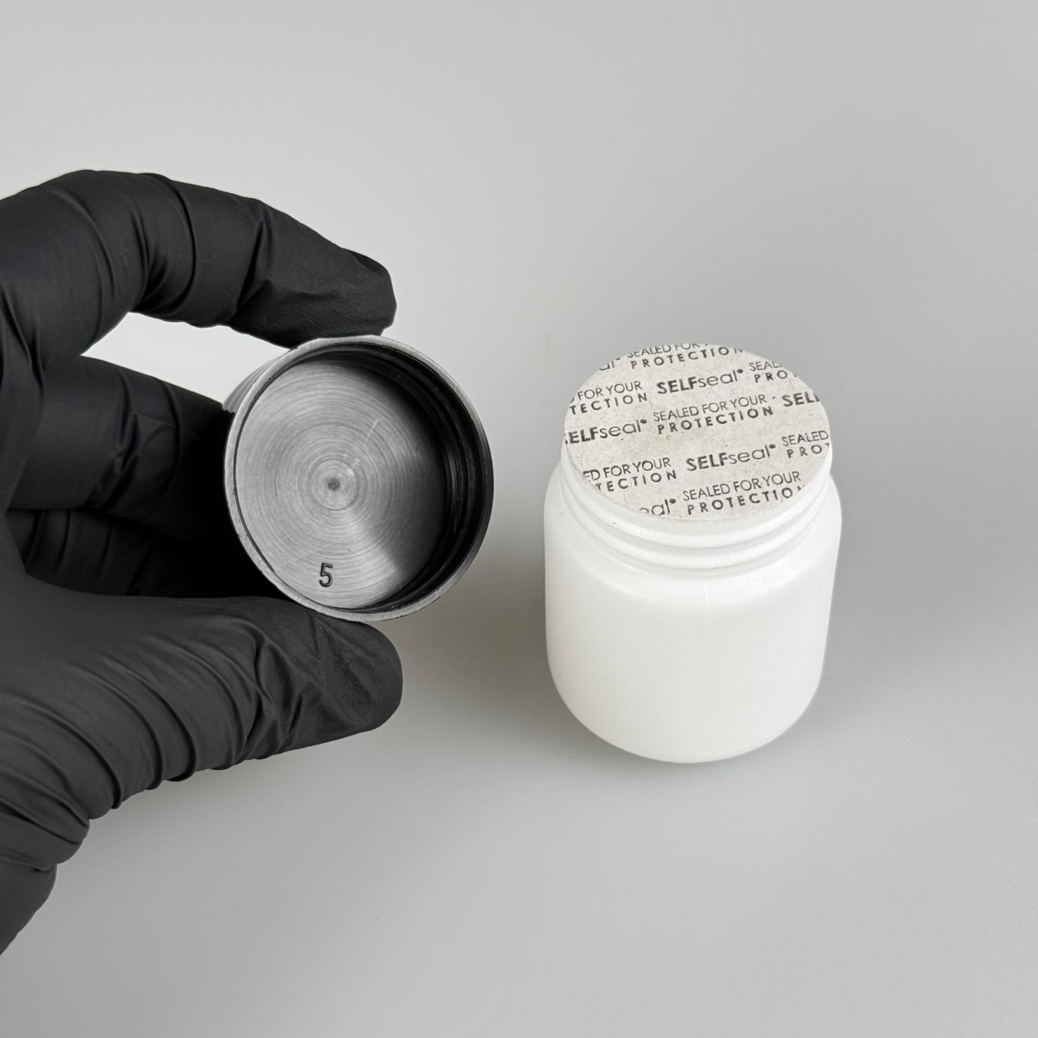 50 CC BEYAZ SERT POLİETİLEN ŞİŞE + SİYAH PLASTİK KAPAKLI + KENDİNDEN YAPIŞKANLI KÖPÜK CONTALI - 50 ML POLİETİLEN ŞİŞE
