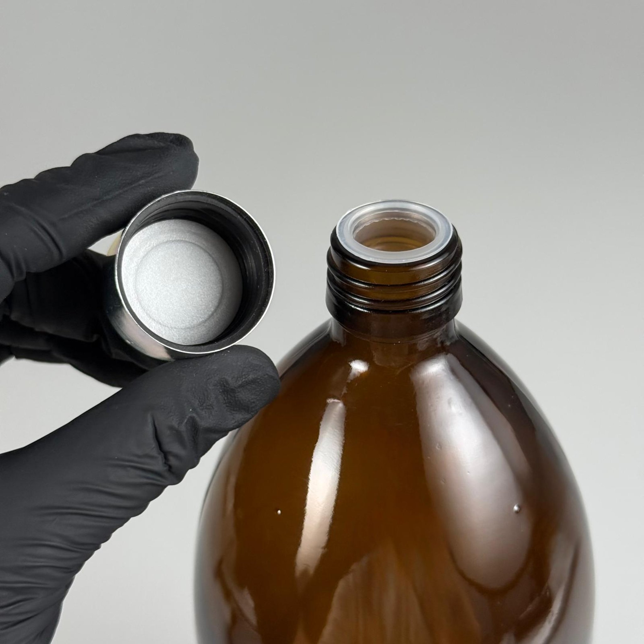 1000 CC AMBER CAM ŞİŞE + ALÜMİNYUM KAPLAMALI GÜMÜŞ KAPAKLI + KÖR TIPALITAKIM - 1000 ML KAHVERENGİ CAM ŞİŞE