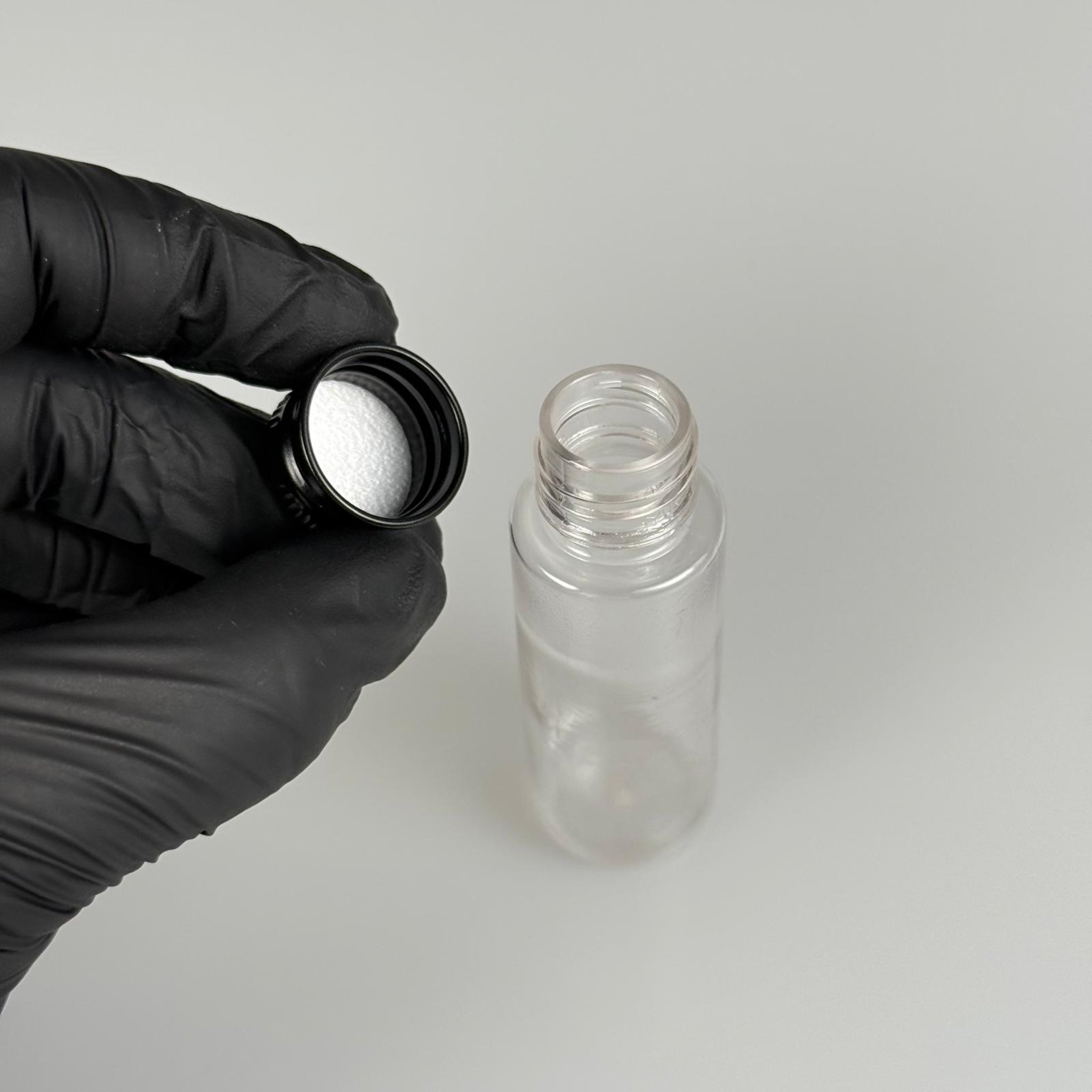 20 CC ŞEFFAF PET SHOT ŞİŞE - KÖPÜK CONTALI SİYAH ALÜMİNYUM METAL KAPAKLI TAKIM - 20 ML PLASTİK ŞİŞE