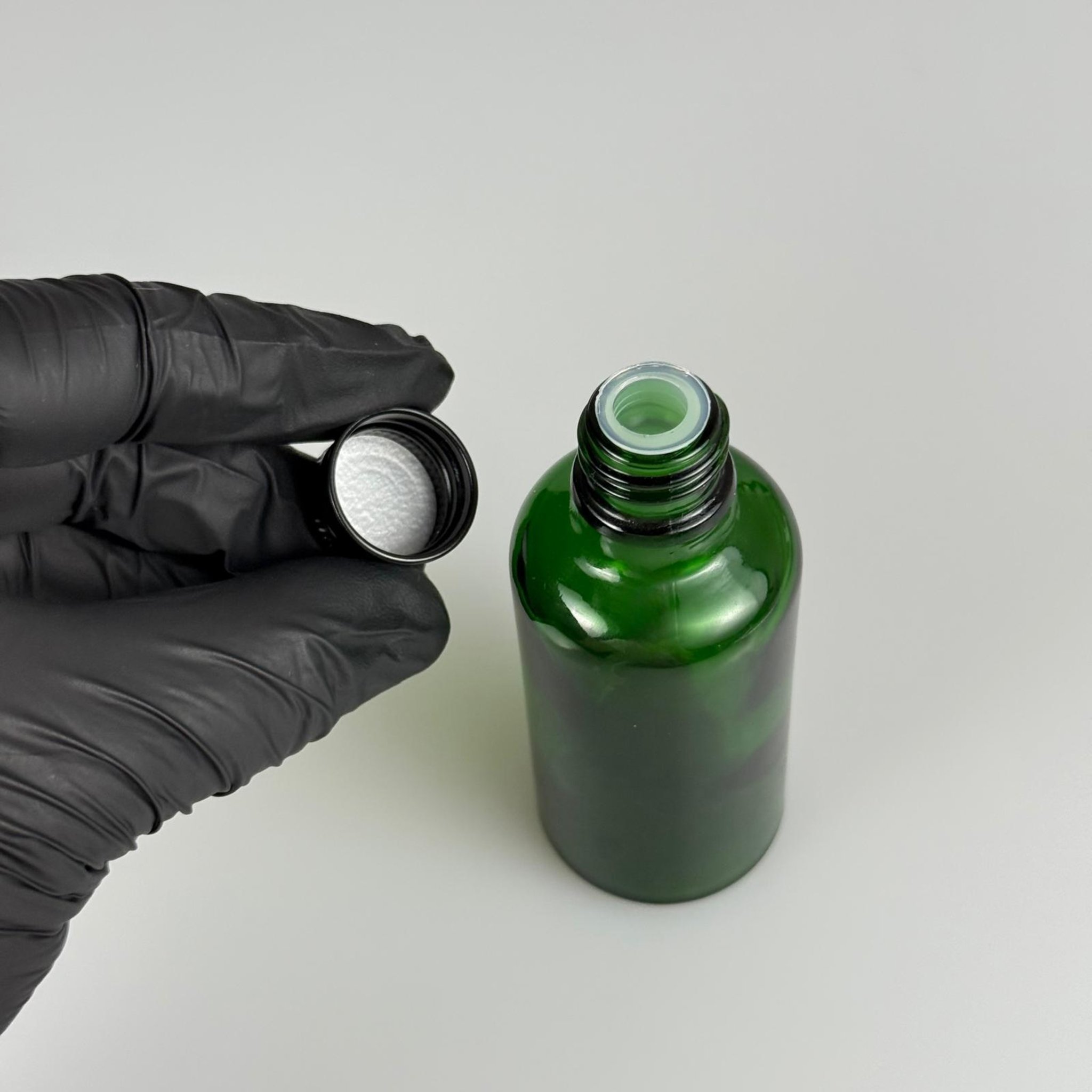 50 CC YEŞİL CAM ŞİŞE + KÖPÜK CONTALI SİYAH ALÜMİNYUM METAL KAPAKLI + KÖR TIPALI TAKIM - 50 ML YEŞİL CAM ŞİŞE