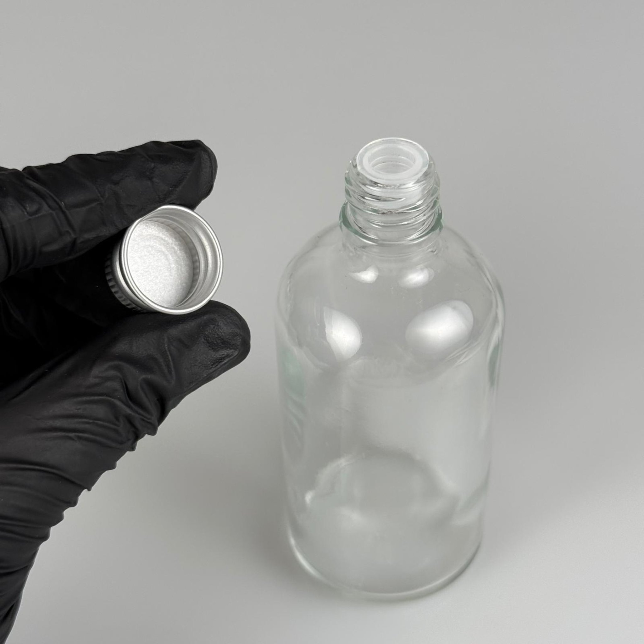 100 CC ŞEFFAF CAM ŞİŞE + KÖPÜK CONTALI GÜMÜŞ ALÜMİNYUM METAL KAPAKLI + KÖR TIPALI TAKIM - 100 ML ŞEFFAF CAM ŞİŞE