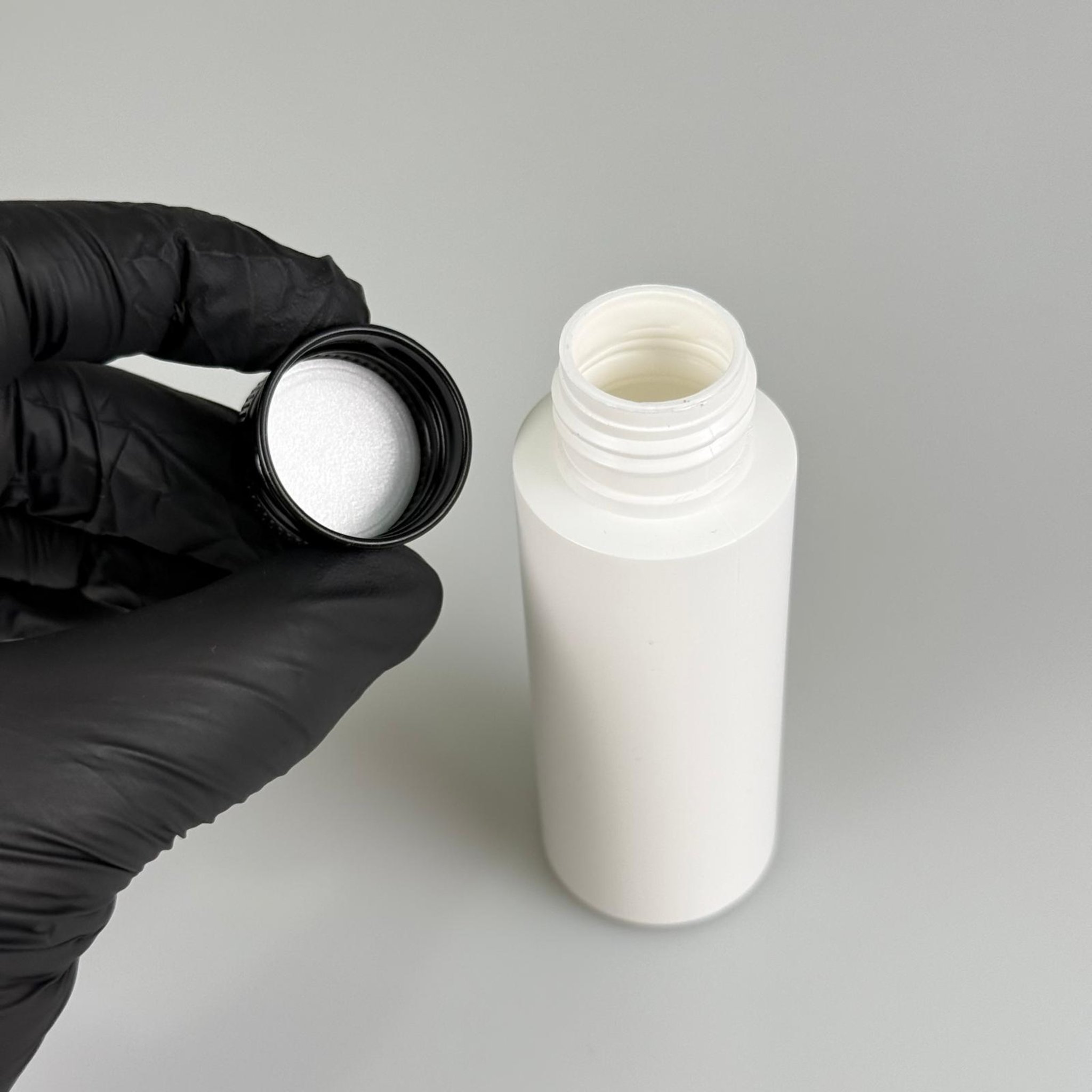 50 CC BEYAZ POLİETİLEN PLASTİK ASETON ŞİŞESİ ( 24 AĞIZ ) + KÖPÜK CONTALI SİYAH METAL ALÜMİNYUM KAPAK TAKIM - 50 ML BEYAZ PLASTİK ASETON ŞİŞELERİ