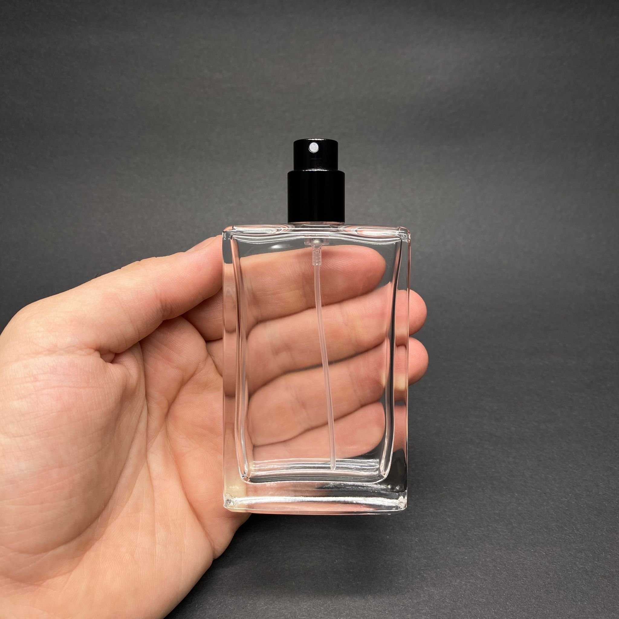 50 ML DİKDÖRTGEN MODEL SOSSA PARFÜM ŞİŞESİ - SİYAH METAL SPREYLİ (AĞIZ 15 MM GEÇME KOLAY KAPAMA)