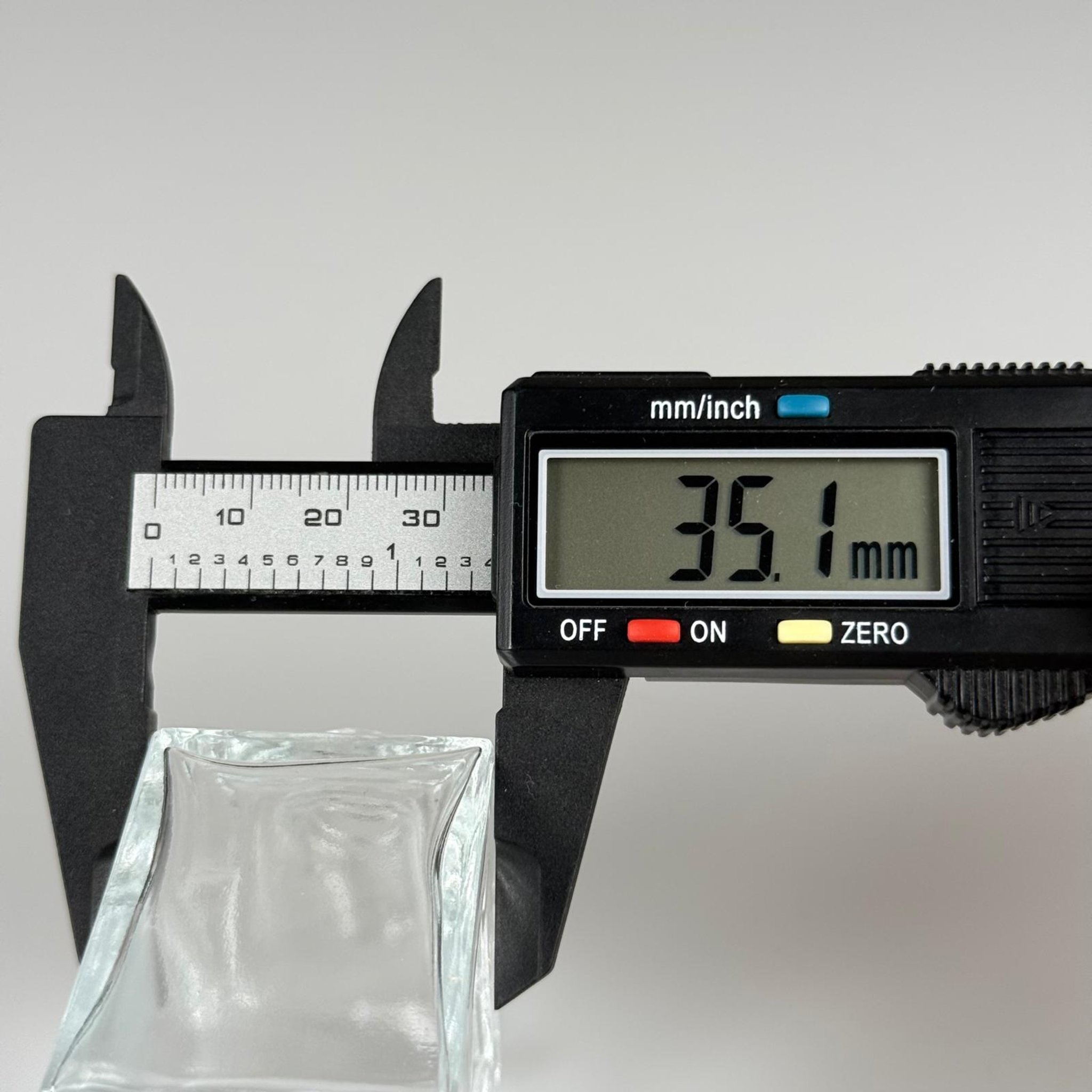 50 CC KÖŞELİ PRİZMA CAM ŞİŞE + GÜMÜŞ ALÜMİNYUM METAL KAPAKLI TAKIM - 50 ML PRESTİJLİ ŞİŞE