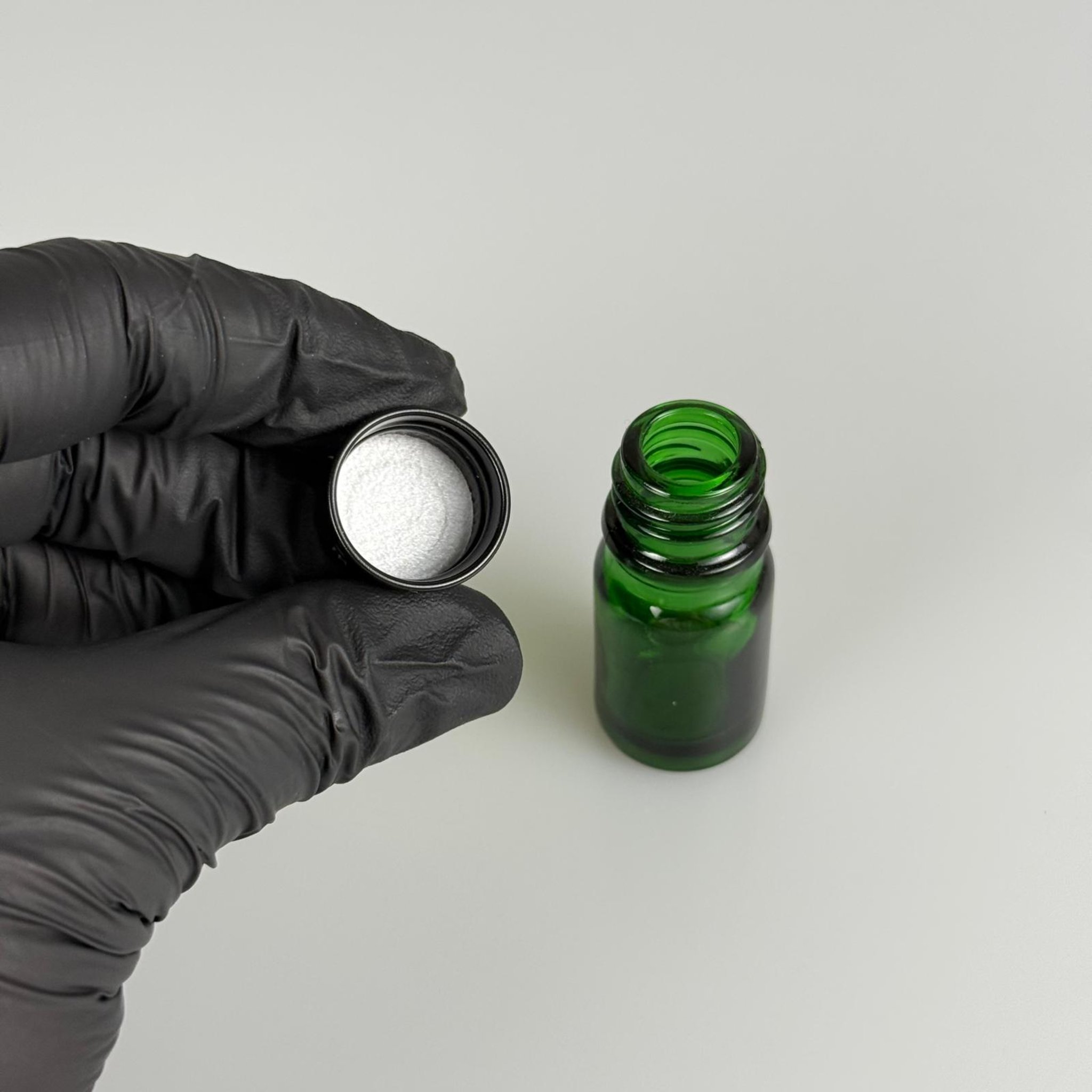 5 CC YEŞİL CAM ŞİŞE + KÖPÜK CONTALI SİYAH ALÜMİNYUM METAL KAPAKLI TAKIM - 5 ML YEŞİL CAM ŞİŞE