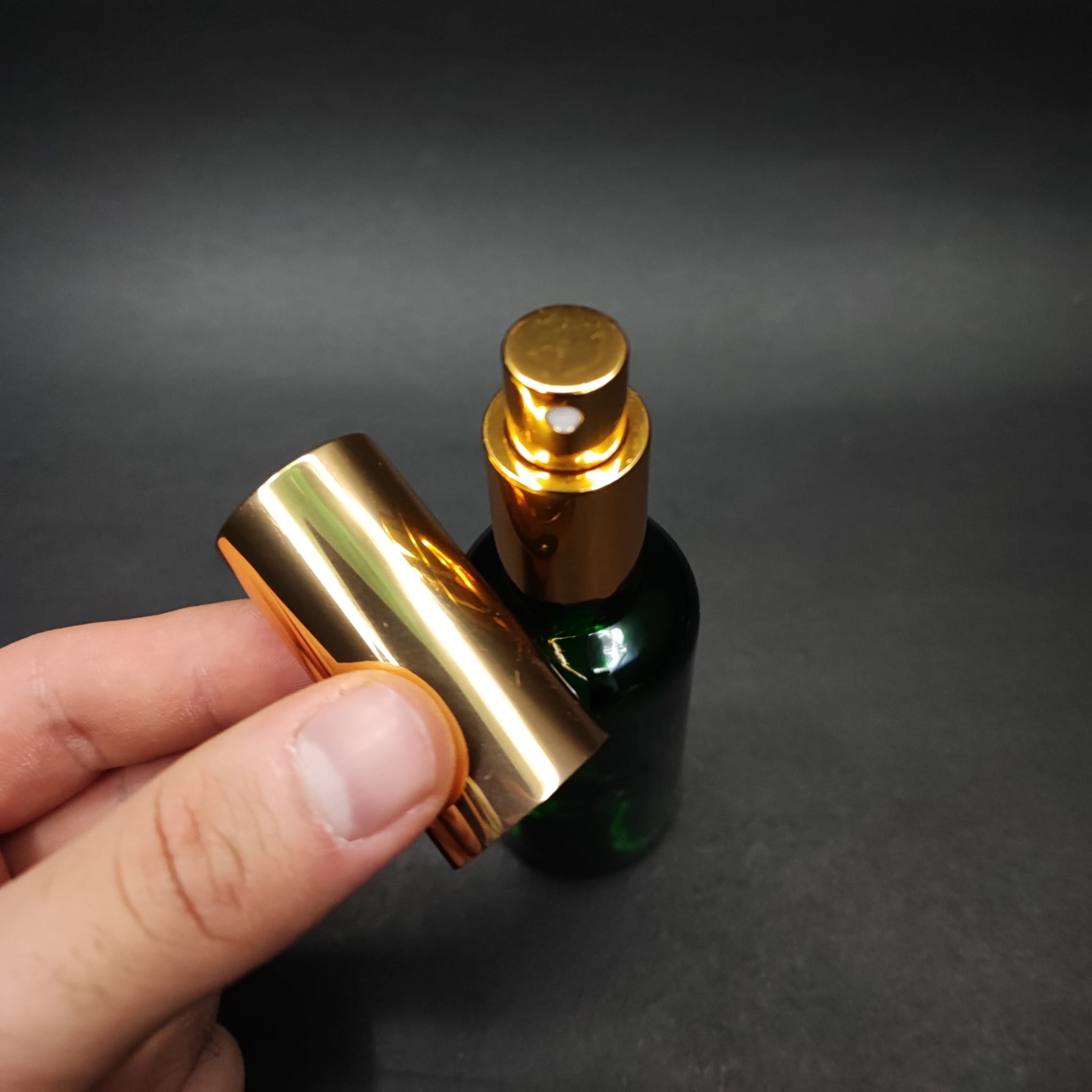 50 ML LÜKS VİDALI VALF ÇEVİRME PARFÜM ŞİŞELERİ - 50 CC YEŞİL CAM ŞİŞE - GOLD METAL SPREYLİ KAPAKLI SET