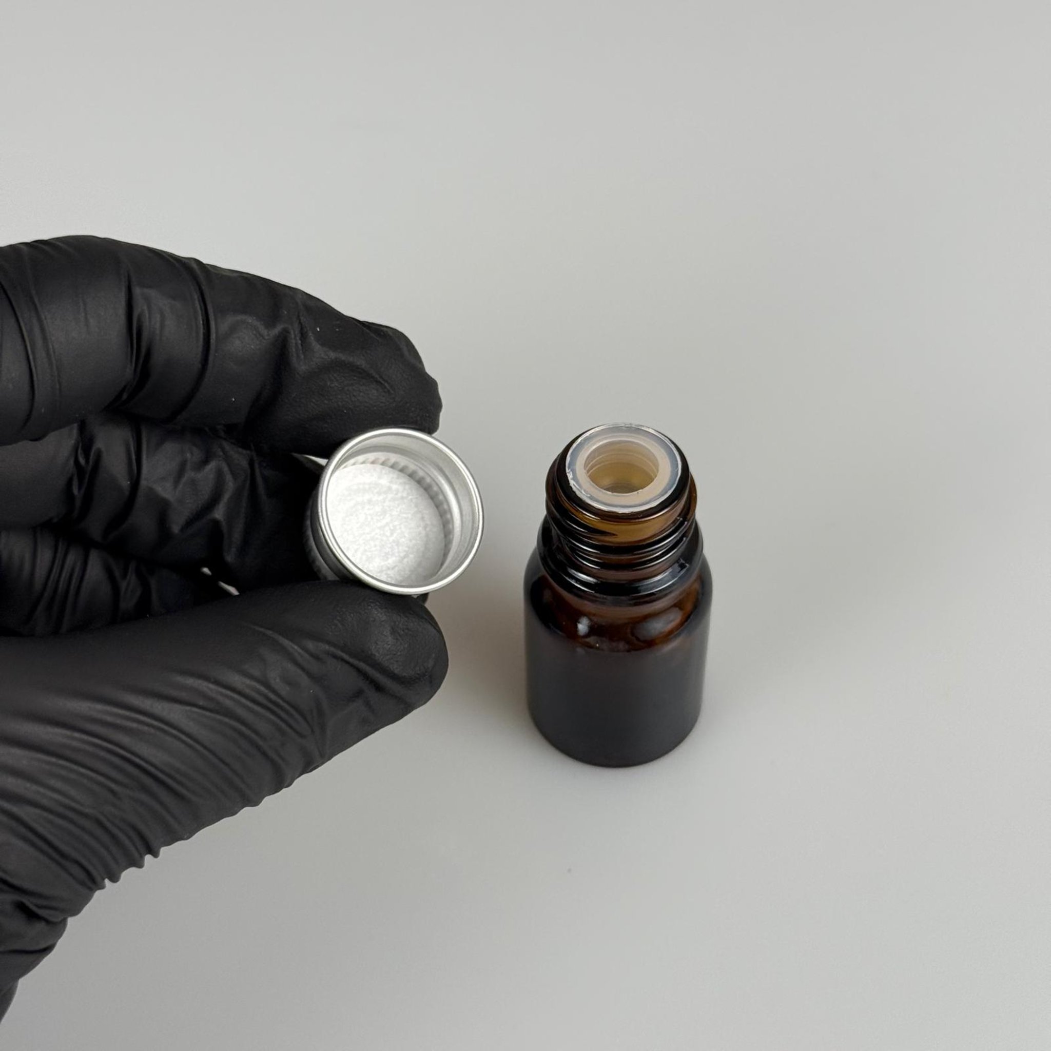 3 CC AMBER CAM ŞİŞE + KÖPÜK CONTALI GÜMÜŞ ALÜMİNYUM METAL KAPAKLI + KÖR TIPALI TAKIM - 3 ML KAHVERENGİ CAM ŞİŞE0