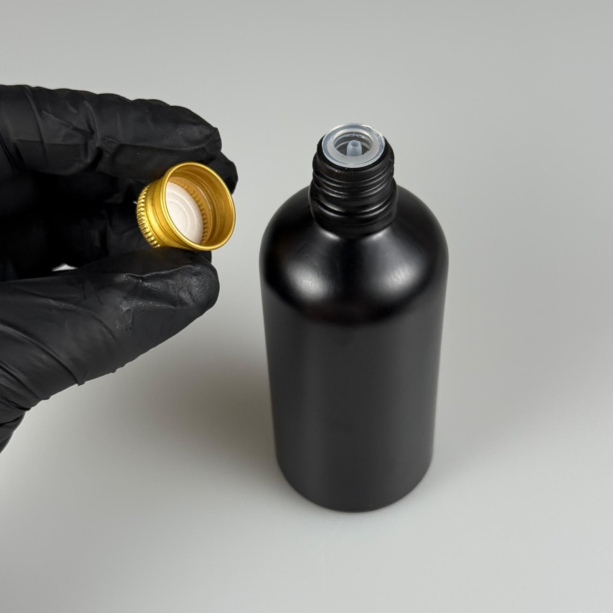 100 CC MAT SİYAH CAM ŞİŞE + KÖPÜK CONTALI GOLD ALÜMİNYUM METAL KAPAKLI + DAMLALIKLI KOLONYA TIPALI TAKIM - 100 ML MAT SİYAH CAM ŞİŞE