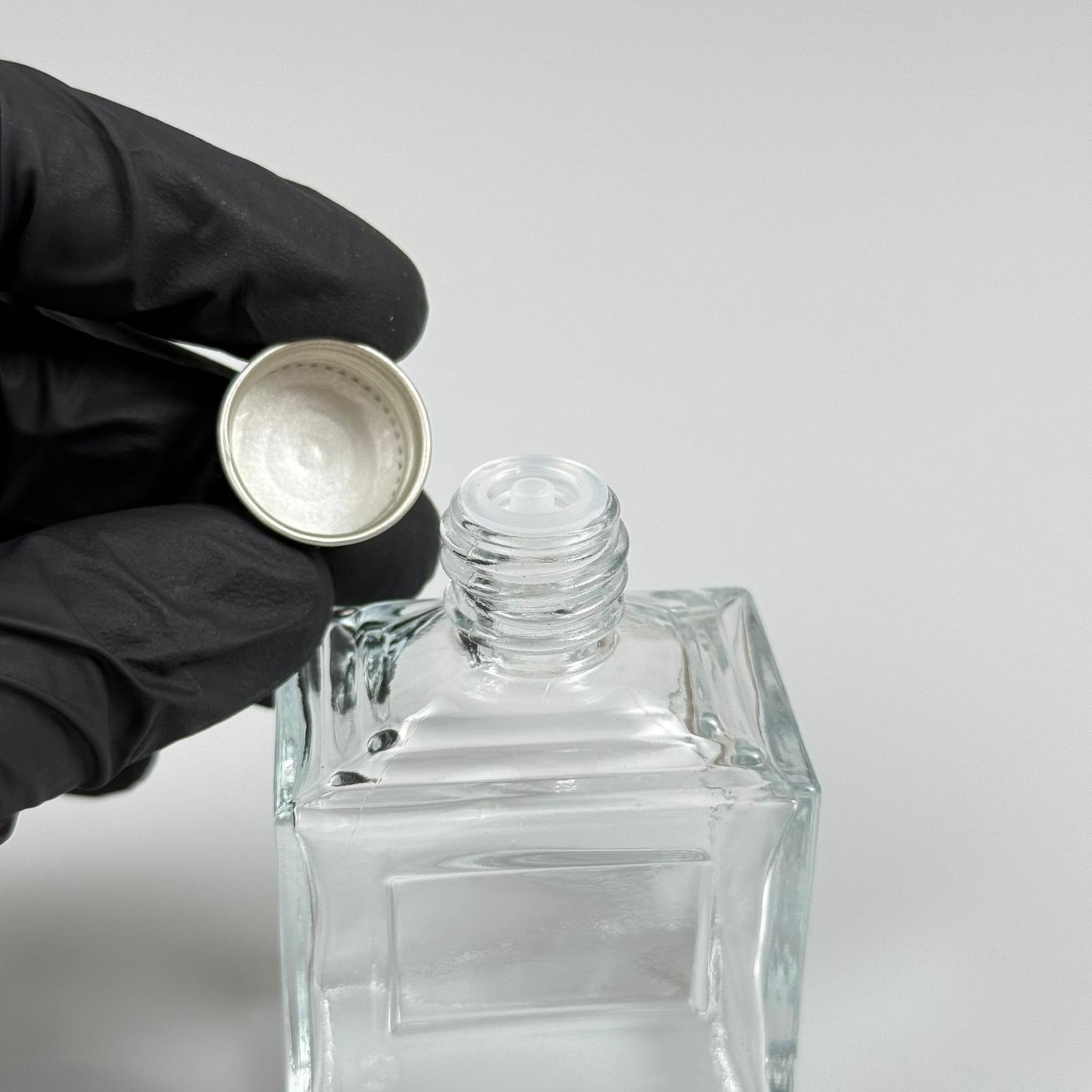 50 CC KÖŞELİ PRİZMA CAM ŞİŞE - SİYAH METAL KAPAKLI KOLONYA TIPALI - 50 ML PRESTİJLİ ŞİŞE