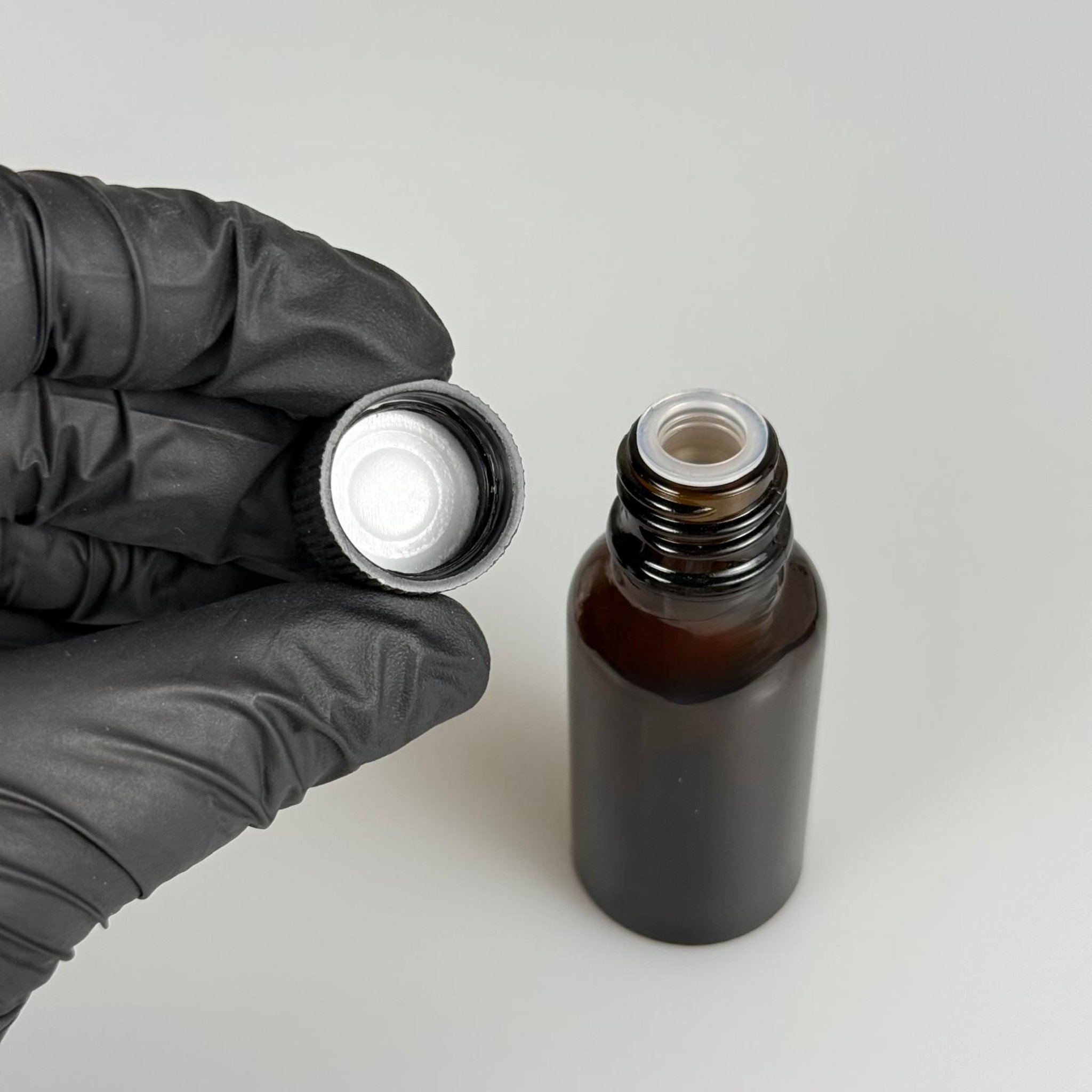 20 ML TIPALI VE KAPAKLI ŞİŞE - 20 CC AMBER KAHVERENGİ CAM ŞİŞE + CONTALI SİYAH KAPAK + KÖR TIPA
