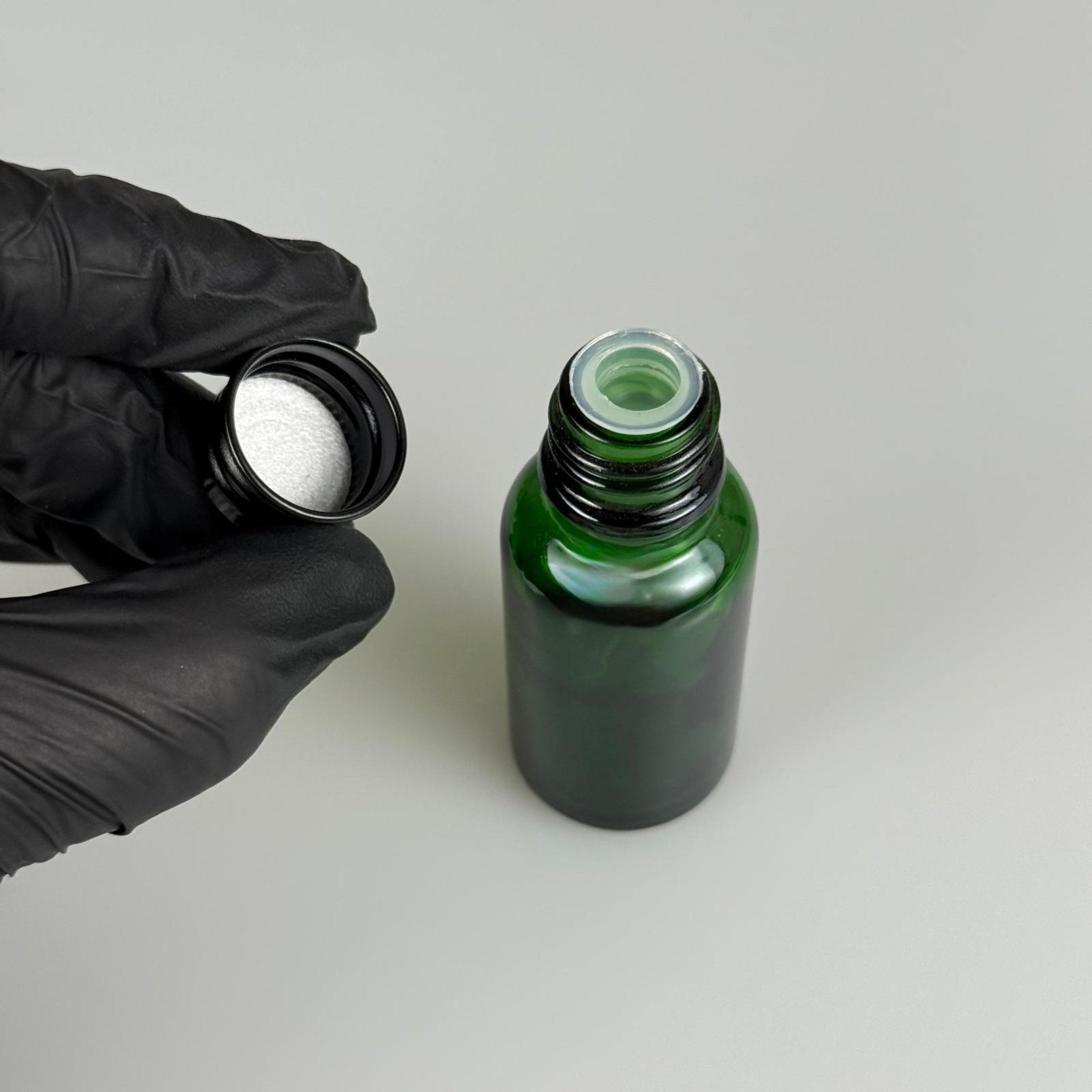 20 CC YEŞİL CAM ŞİŞE + KÖPÜK CONTALI SİYAH ALÜMİNYUM METAL KAPAKLI + KÖR TIPALI TAKIM - 20 ML YEŞİL CAM ŞİŞE
