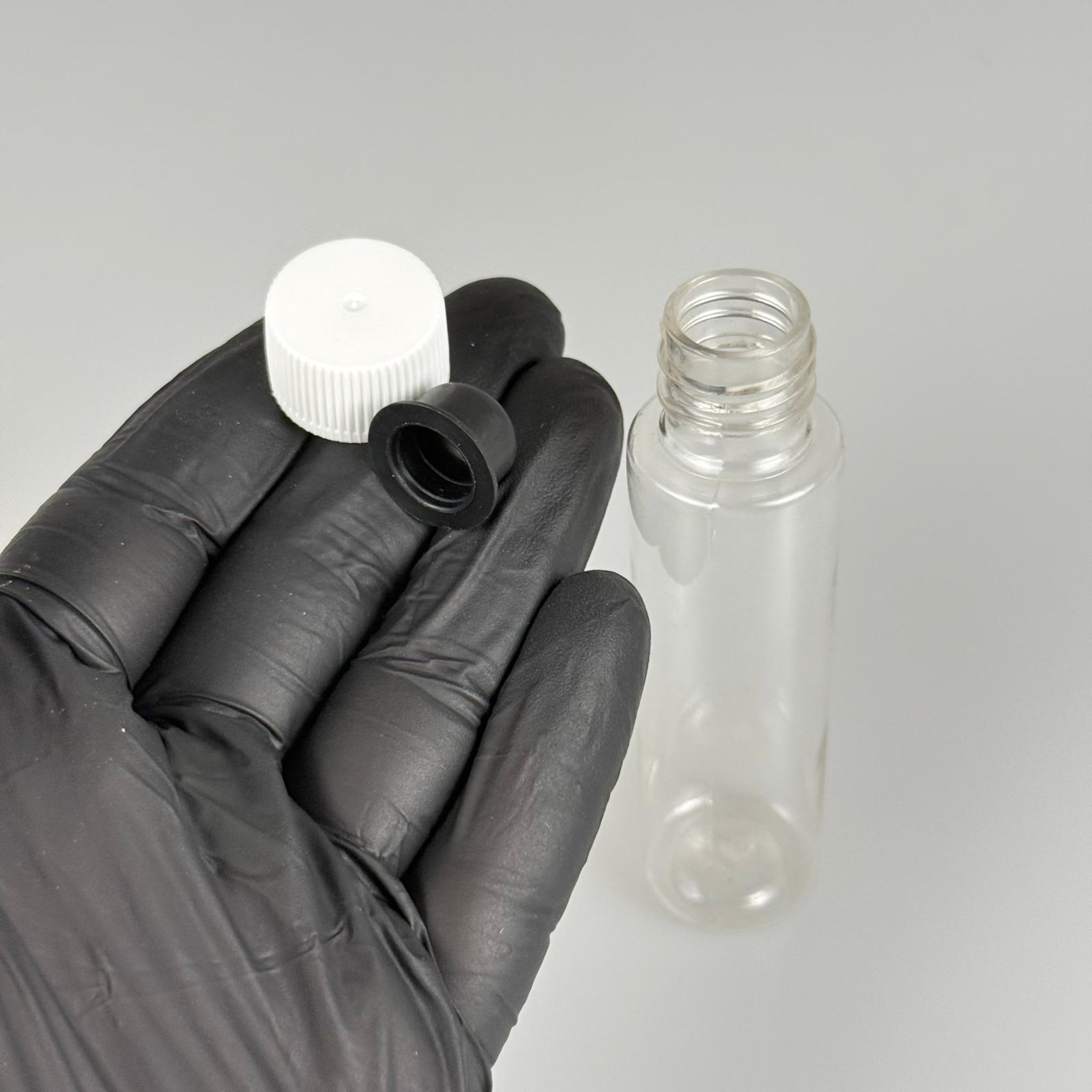 35 ML TIPALI, SIZDIRMAZ KAPAKLI PET ŞİŞE - 35 CC ŞEFFAF PLASTİK ŞİŞE + CONTALI BEYAZ KAPAK + SİYAH KÖR TIPA TAKIM