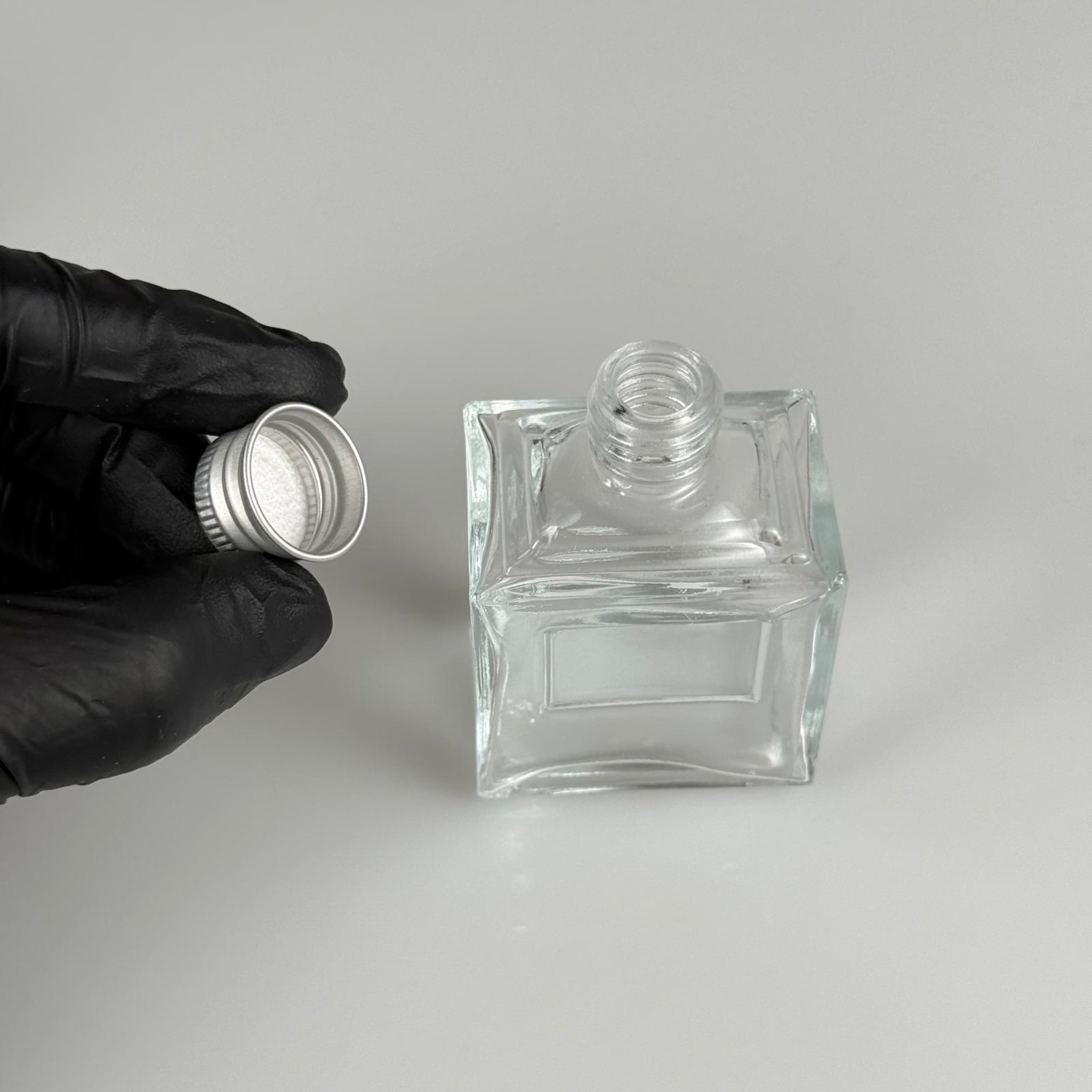 50 CC KÖŞELİ PRİZMA CAM ŞİŞE + GÜMÜŞ ALÜMİNYUM METAL KAPAKLI TAKIM - 50 ML PRESTİJLİ ŞİŞE