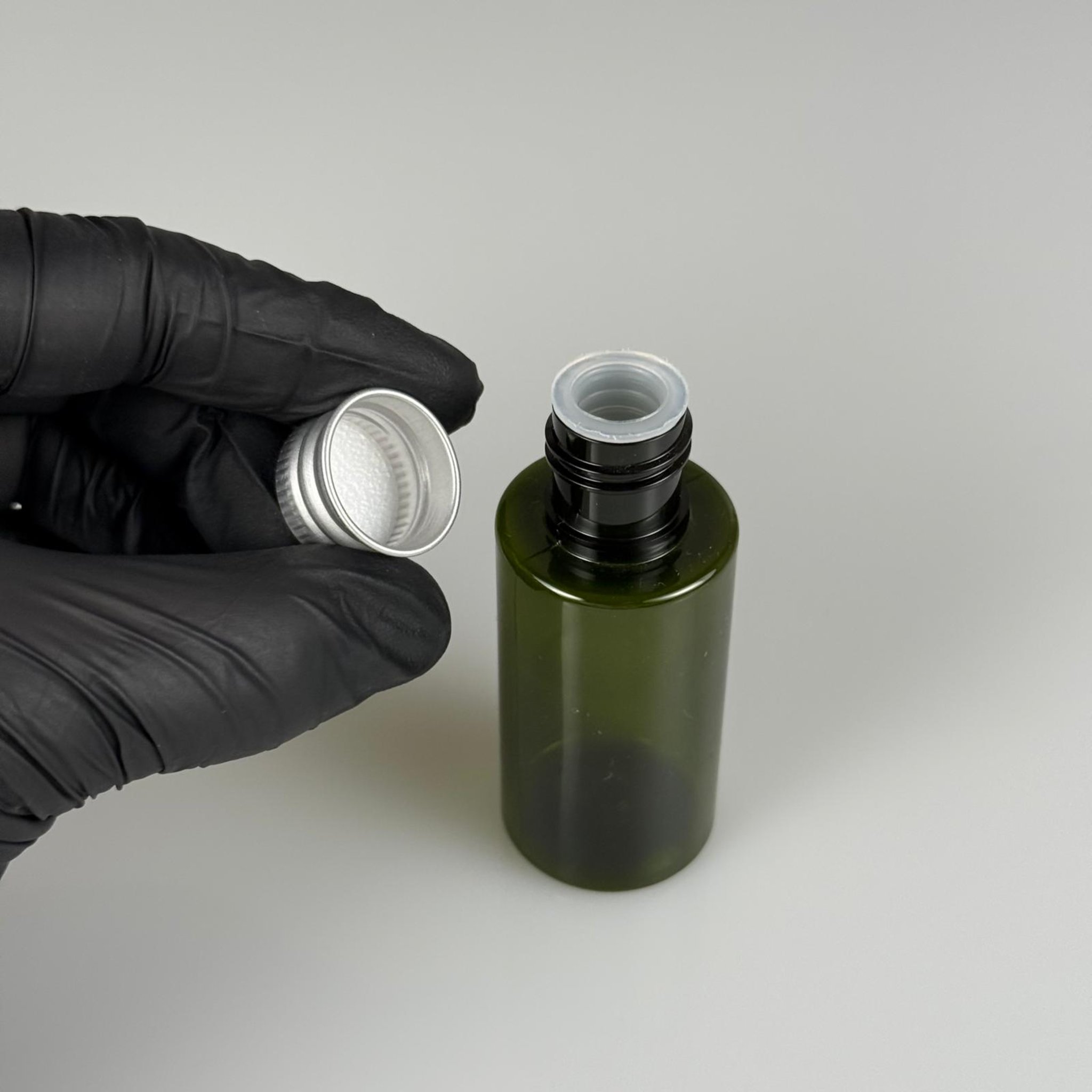 35 CC  SİLİNDİR YEŞİL PET ŞİŞE + KÖPÜK CONTALI GÜMÜŞ ALÜMİNYUM METAL KAPAKLI + KÖR TIPALI TAKIM - 35 ML PLASTİK ŞİŞE