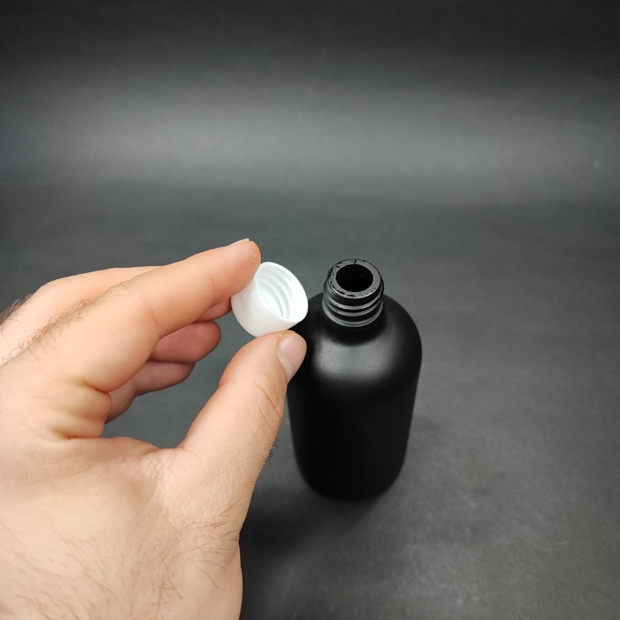 100 CC SİYAH CAM ŞİŞE + KENDİNDEN CONTALI SIZDIRMAZ BEYAZ KAPAK - 100 ML KAPAKLI CAM ŞİŞE
