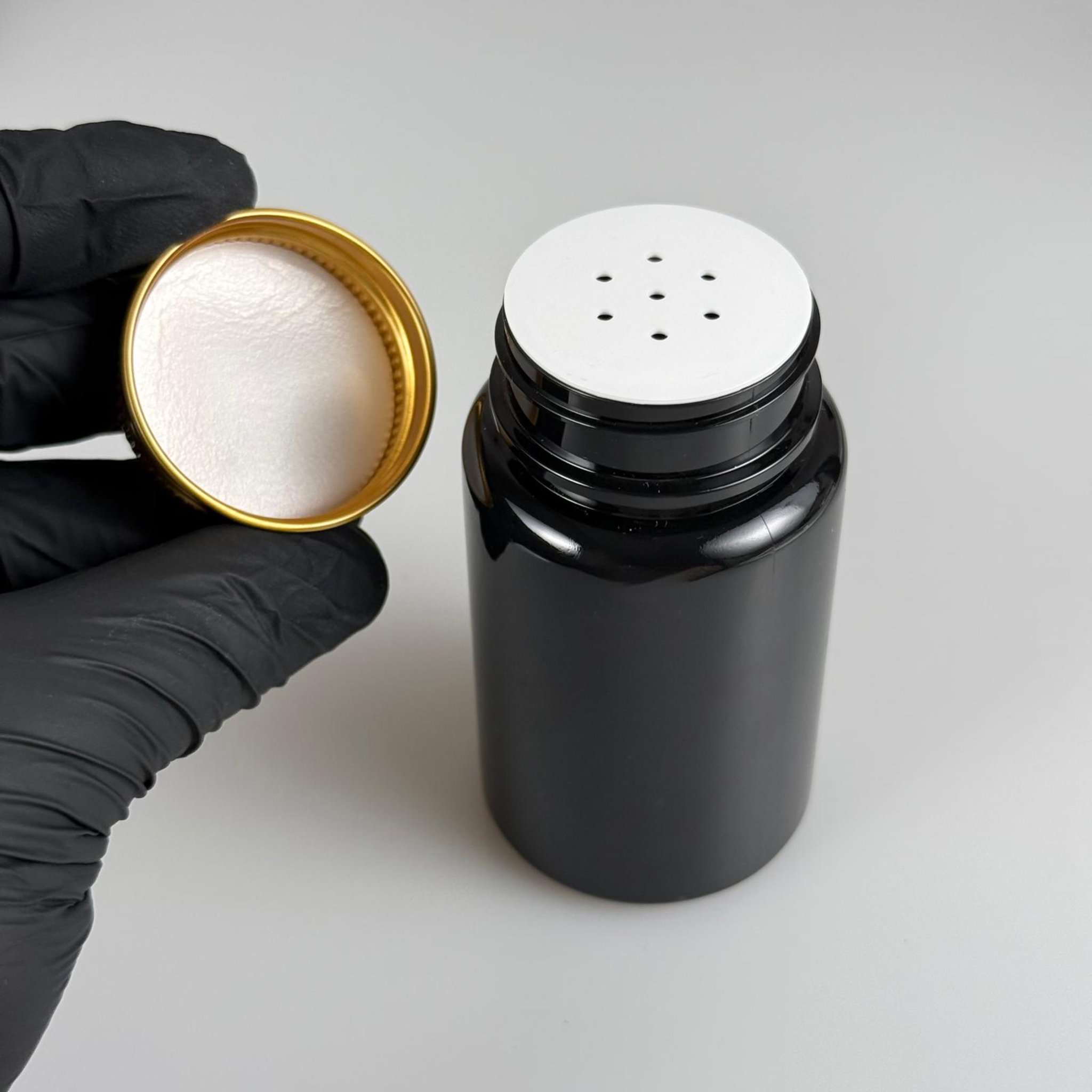 100 CC SİYAH PET PUDRA ŞİŞESİ + KÖPÜK CONTALI GOLD METAL KAPAKLI + PUDRA TIPALI TAKIM - 100 ML PUDRA KUTUSU, EKO TUZLUK