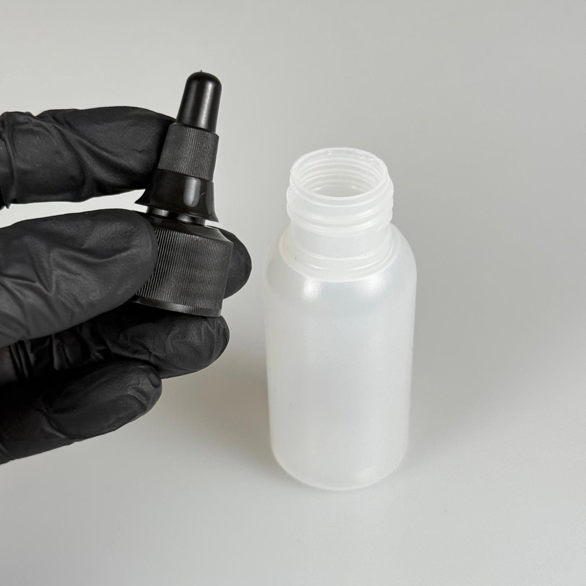 50 ML SIKILABİLİR YUMUŞAK POLİETİLEN PE PLASTİK ŞİŞE - SİYAH ASANSÖR AKITICI SOS KAPAKLI - 50 cc sos, yağ, kartuş, mürekkep vb için boş şişeler