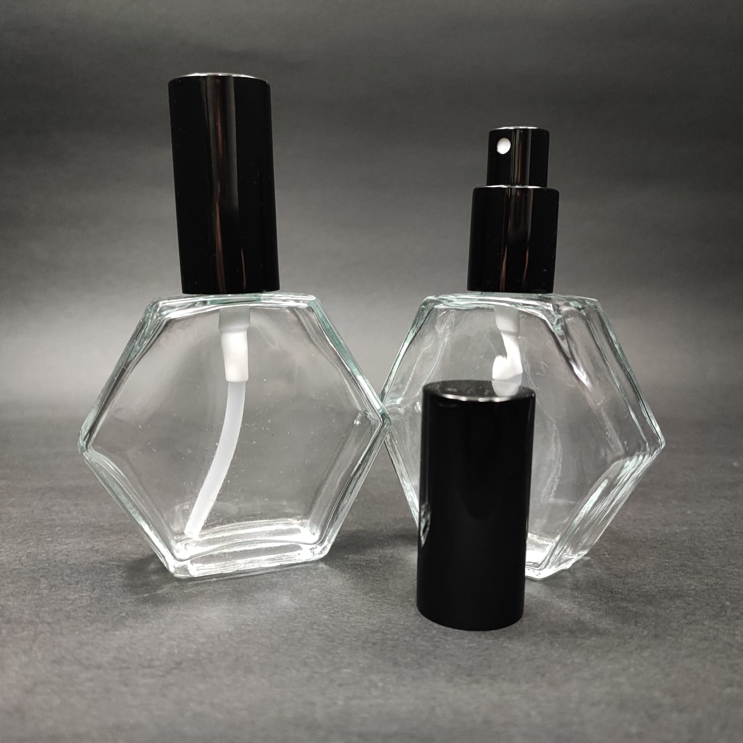 50 ML LÜKS VİDALI VALF ÇEVİRME PARFÜM ŞİŞELERİ - 50 CC ALTIGEN ŞEFFAF CAM ŞİŞE - SİYAH METAL SPREYLİ KAPAKLI SET