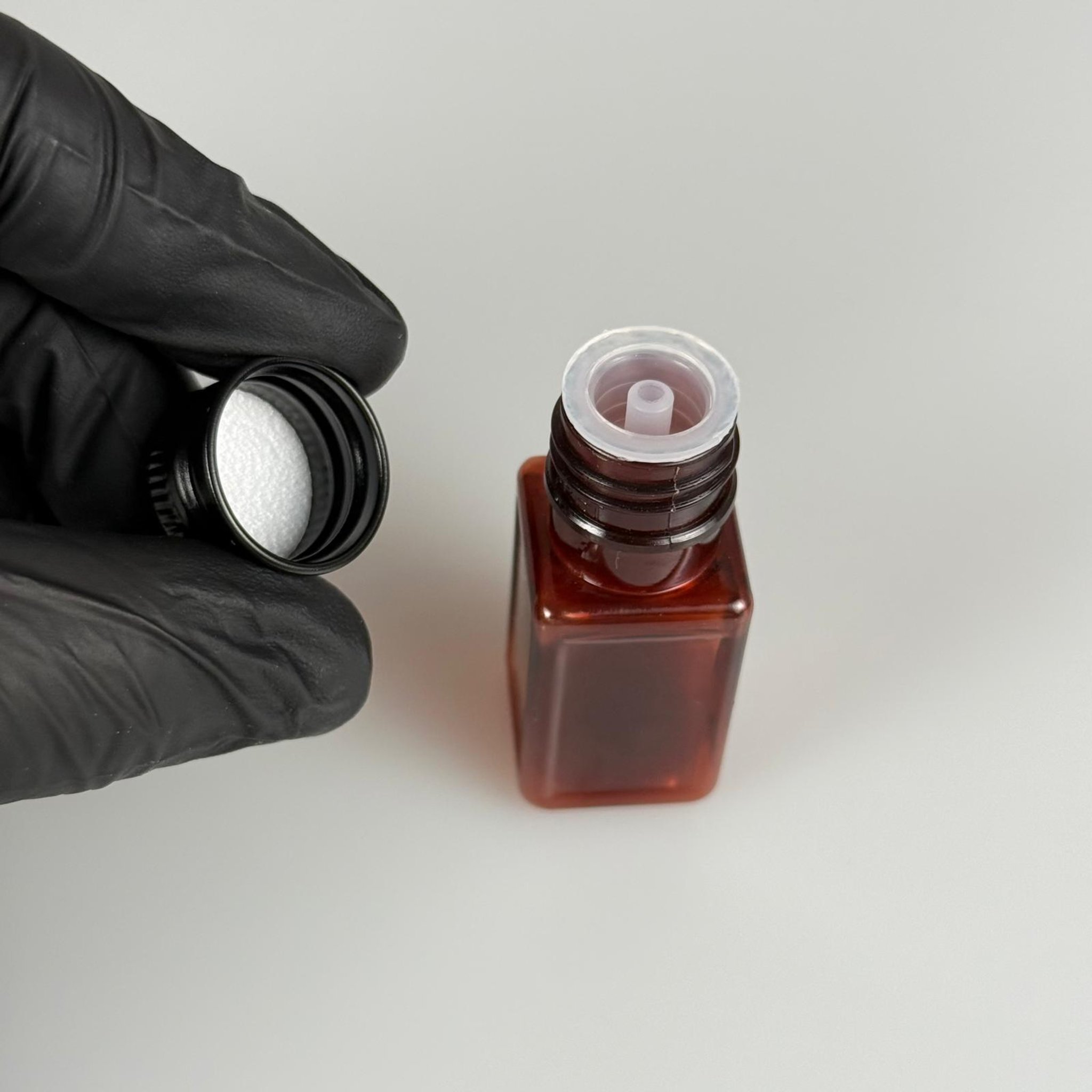 10 CC AMBER KARE PET SHOT ŞİŞE - KÖPÜK CONTALI SİYAH ALÜMİNYUM METAL KAPAKLI + DAMLALIKLI KOLONYA TIPALI TAKIM - 10 ML KAHVERENGİ PLASTİK ŞİŞE