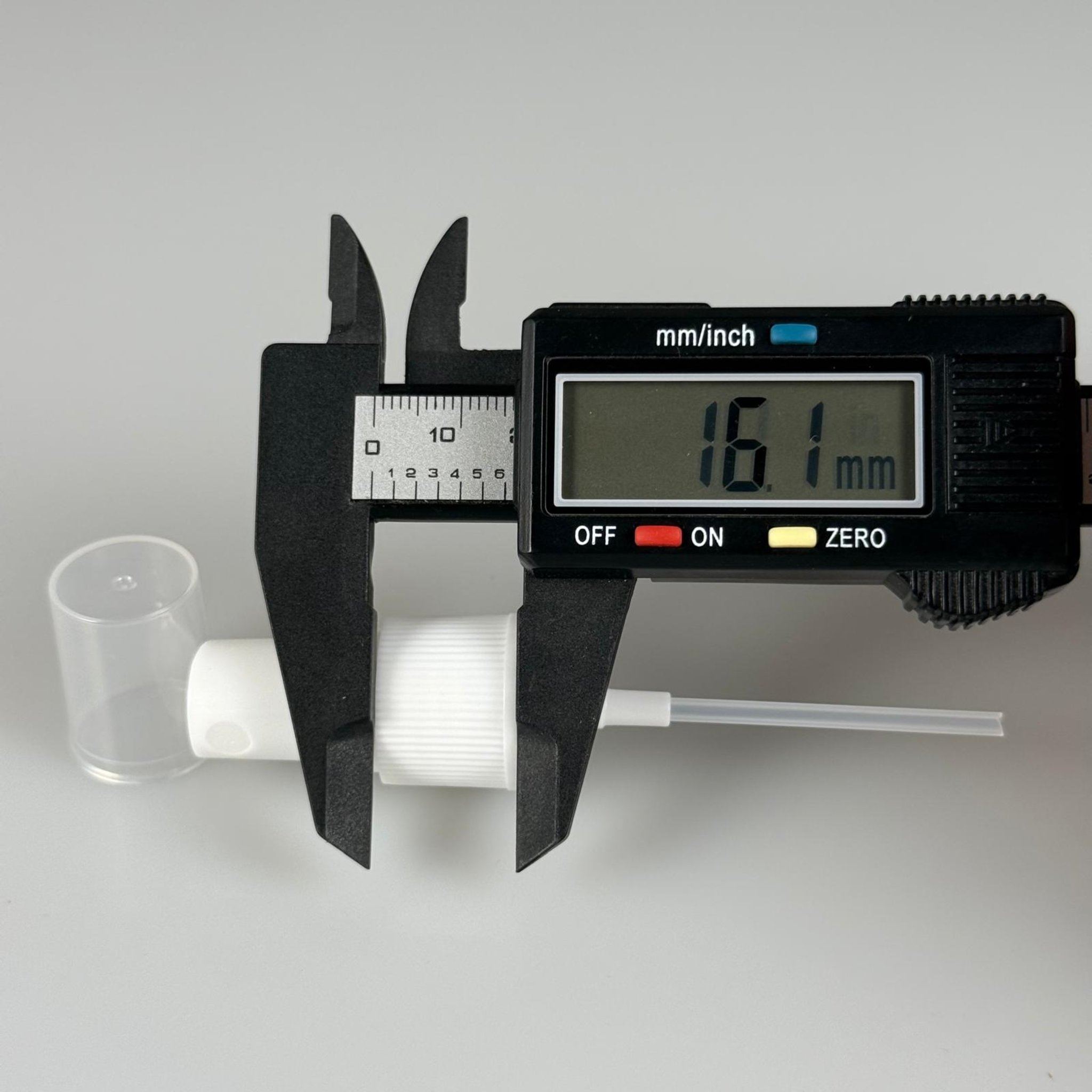 18 MM SPREY BEYAZ RENK KAPAKLI - 18 MM VALF BEYAZ PARMAK SPREY - KISA HORTUM (MAX 7 CM ŞİŞELERE UYAR)