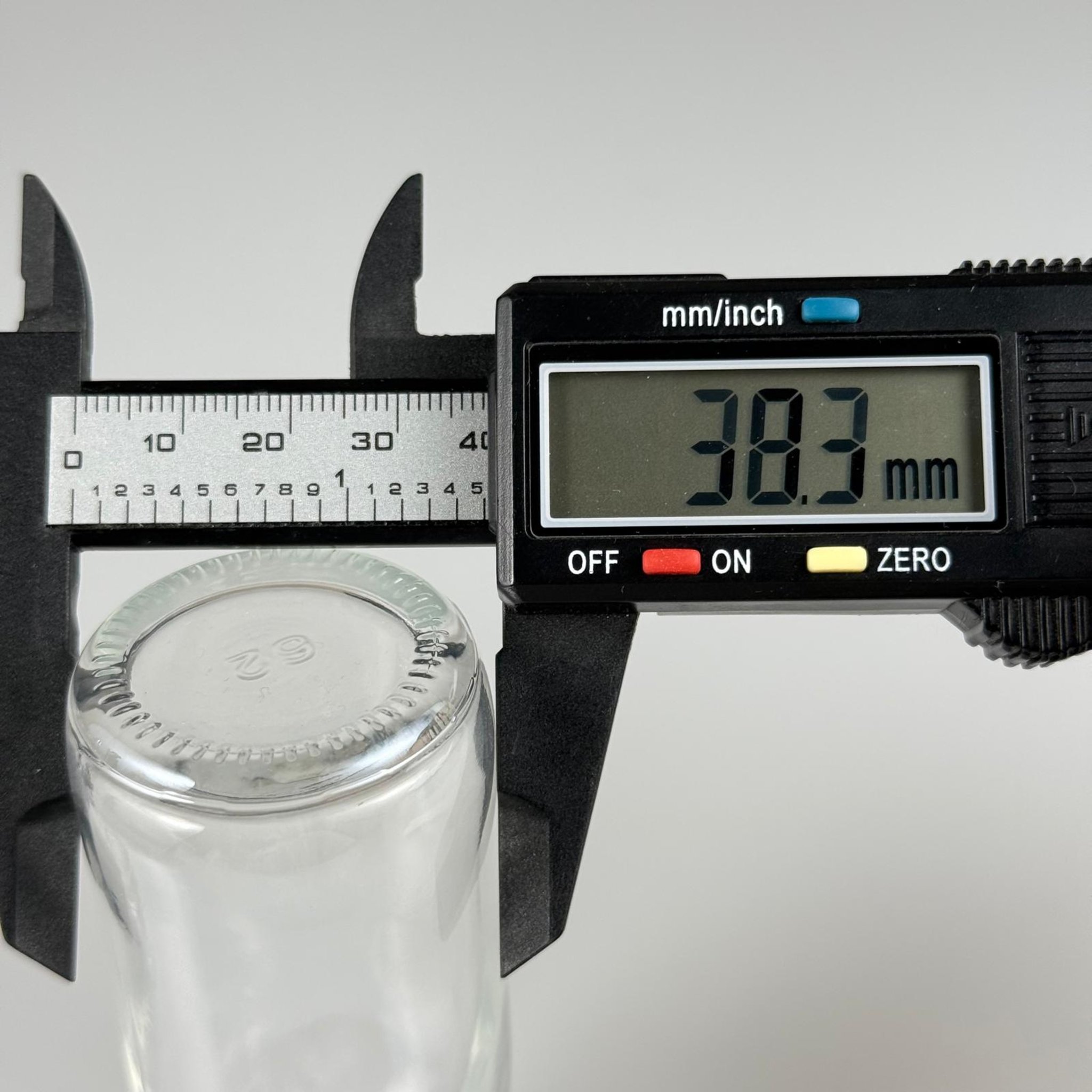 60 CC GENİŞ AĞIZLI ŞEFFAF CAM ŞİŞE + SİYAH METAL KAPAKLI TAKIM - 60 ML ŞEFFAF ŞURUP ECZA ŞİŞESİ - ŞEFFAF SHOT VE TADIM ŞİŞESİ - MİKROPLARDAN KORUNMASI İÇİN İLAÇLANMIŞTIR, SUYA TUTUNCA ŞEFFAF RENGİ ALIR