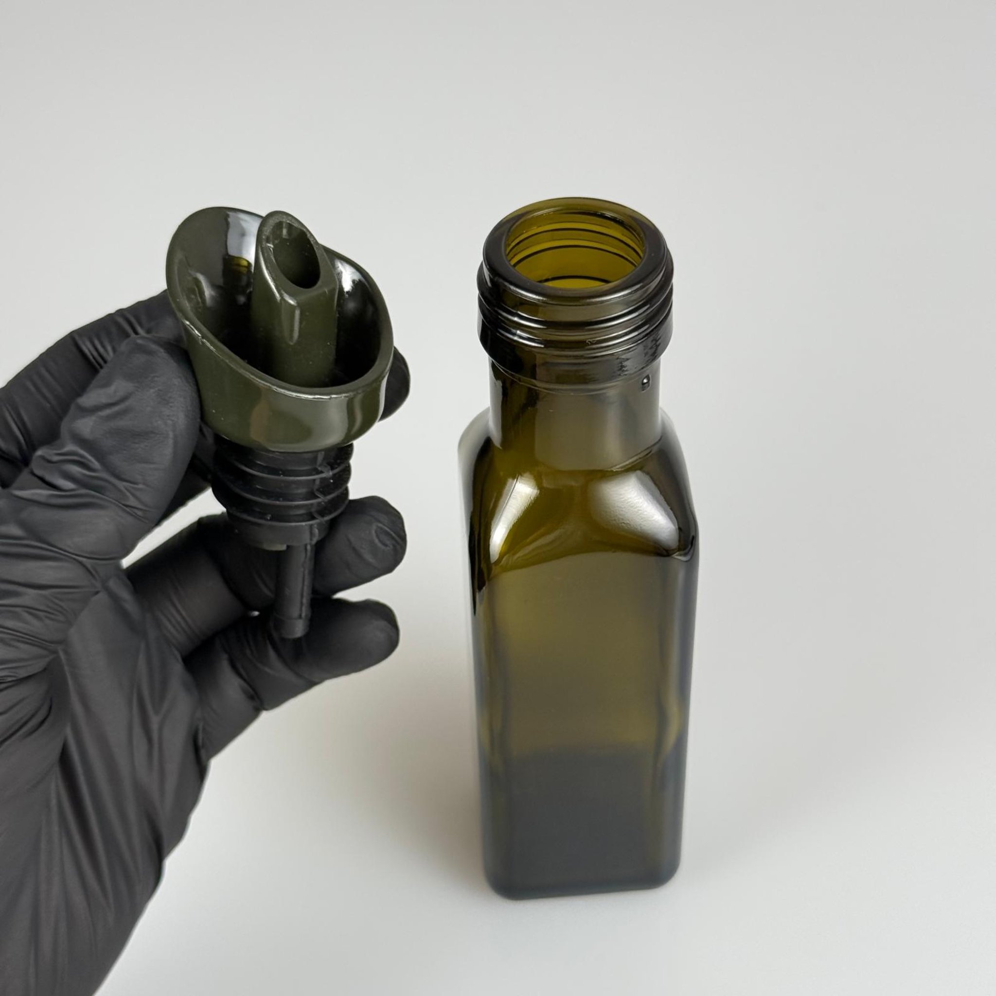 100 CC MARASKA CAM ŞİŞE KOYU YEŞİL (31 MM AĞIZ) - AKITICI KOYU YEŞİL YAĞDANLIK TIPALI - 100 ML KÖŞELİ KARE MARASCA YAĞ VE SOS ŞİŞELERİ